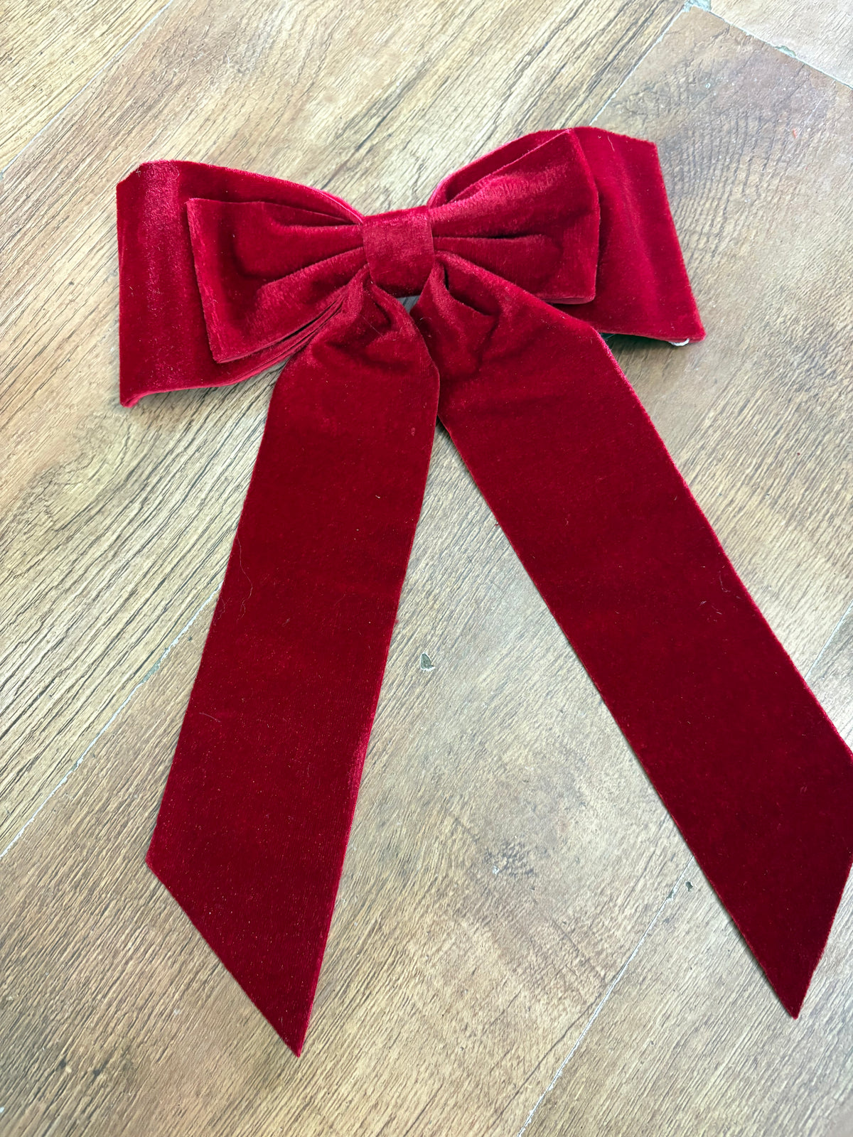 Red velvet clip on bow 23x32cm
