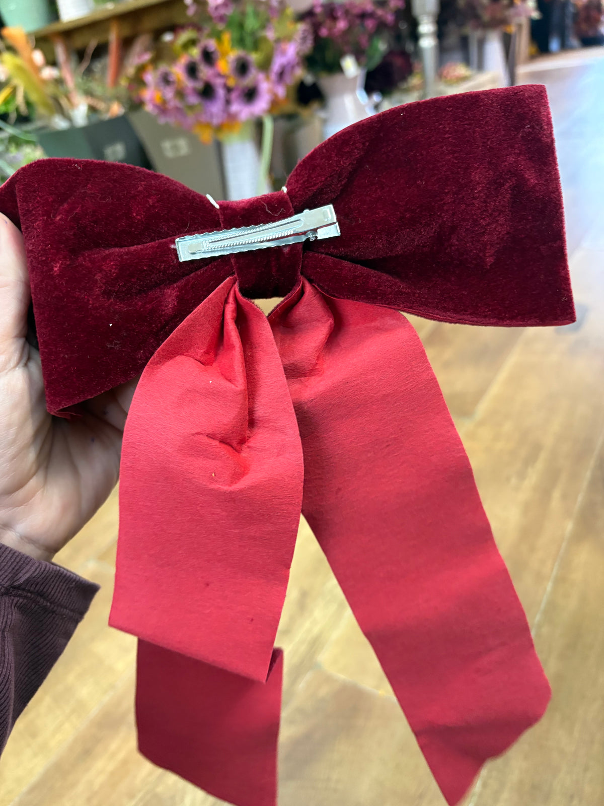 Burgundy velvet clip on bow 23x32cm