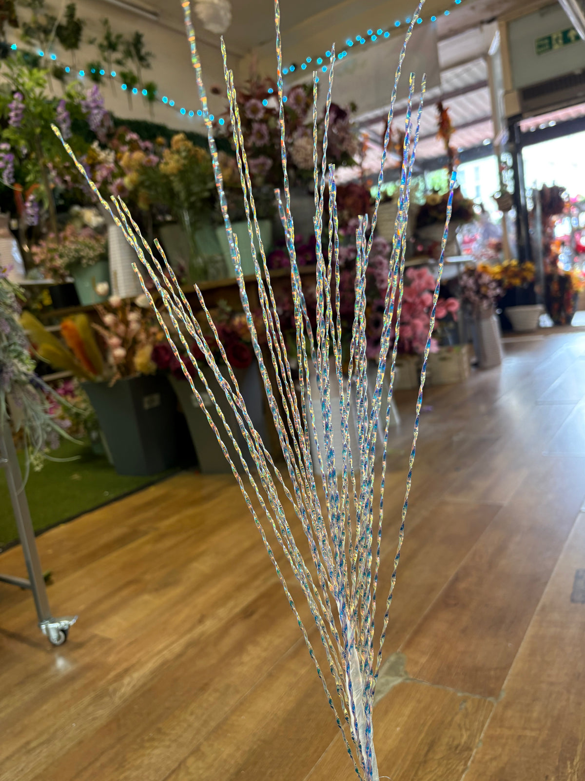 Long stem iridescent twirly spray