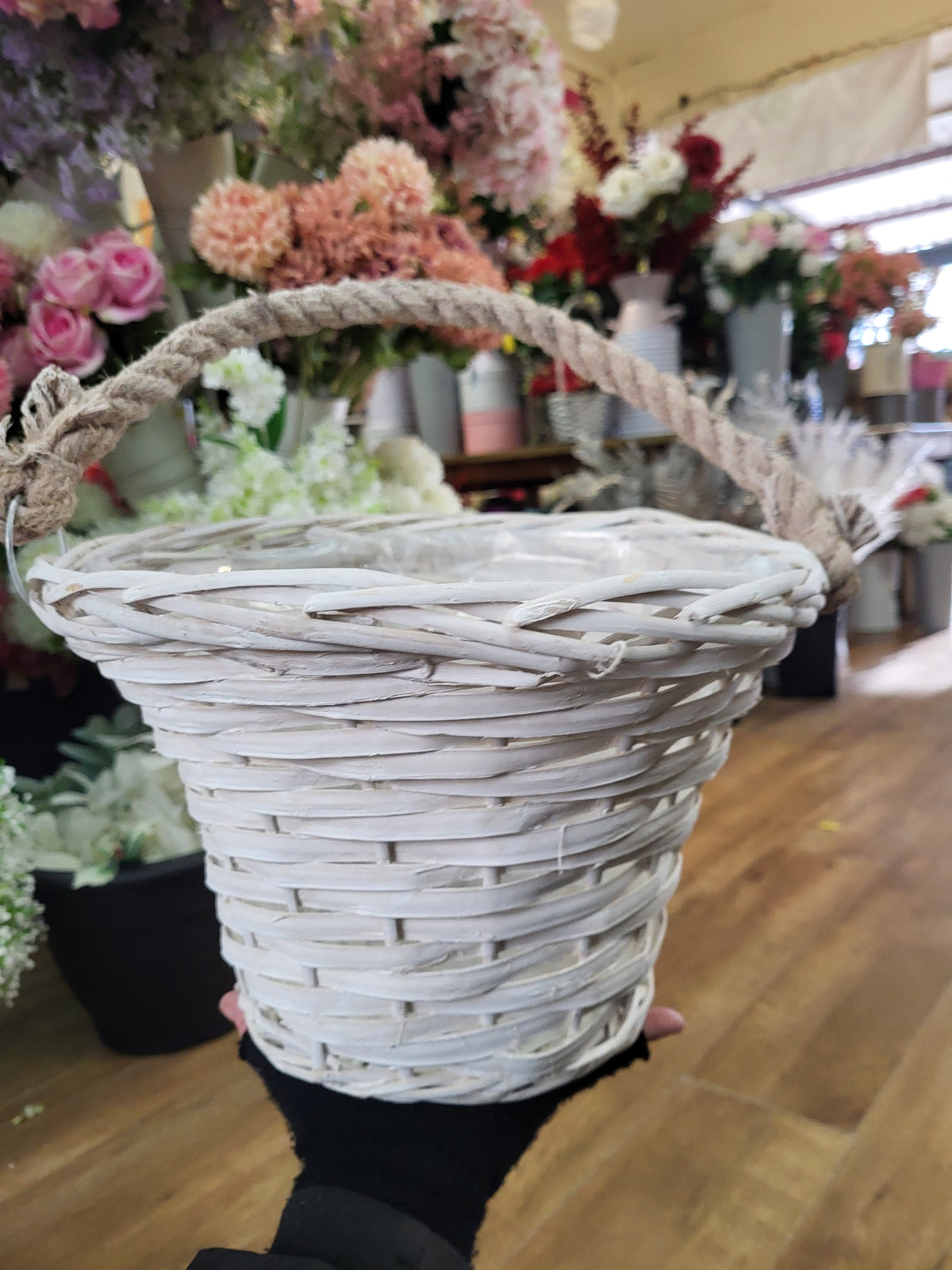 Rustic white wicker flower basket with rope handle - 32x22x18.5cm image 3
