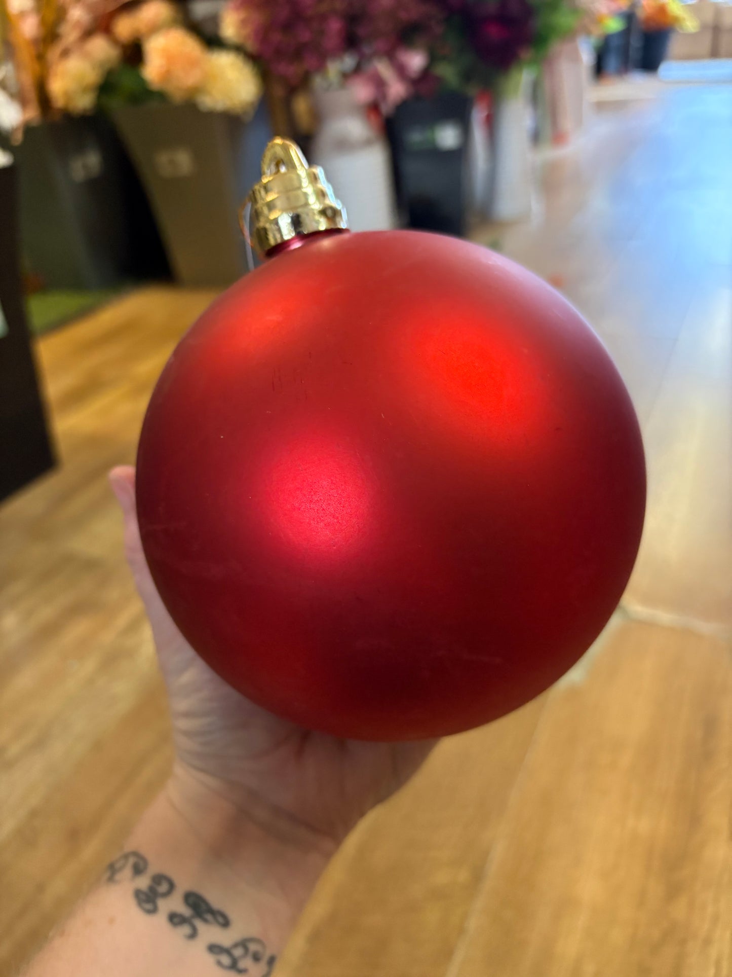 Large 15cm Matt red bauble