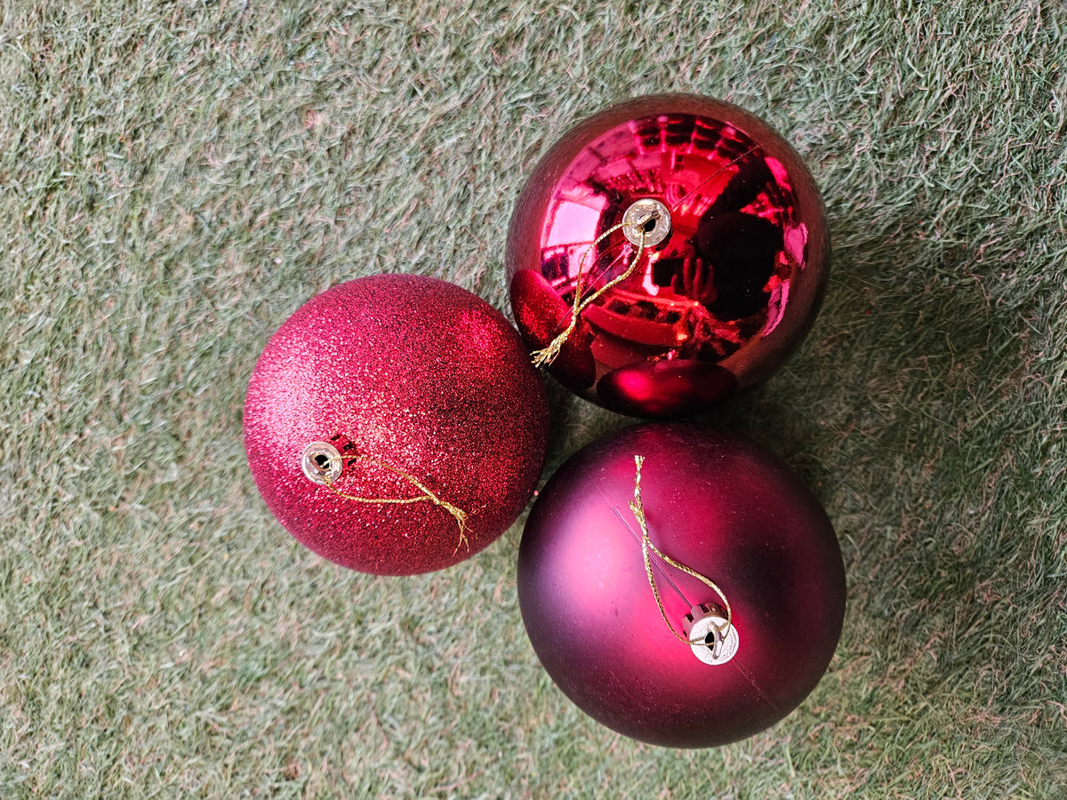 Pack of 3 Deep Red 10cm Christmas Baubles (1x Glittered, 1x Matte, 1x Shiny)
