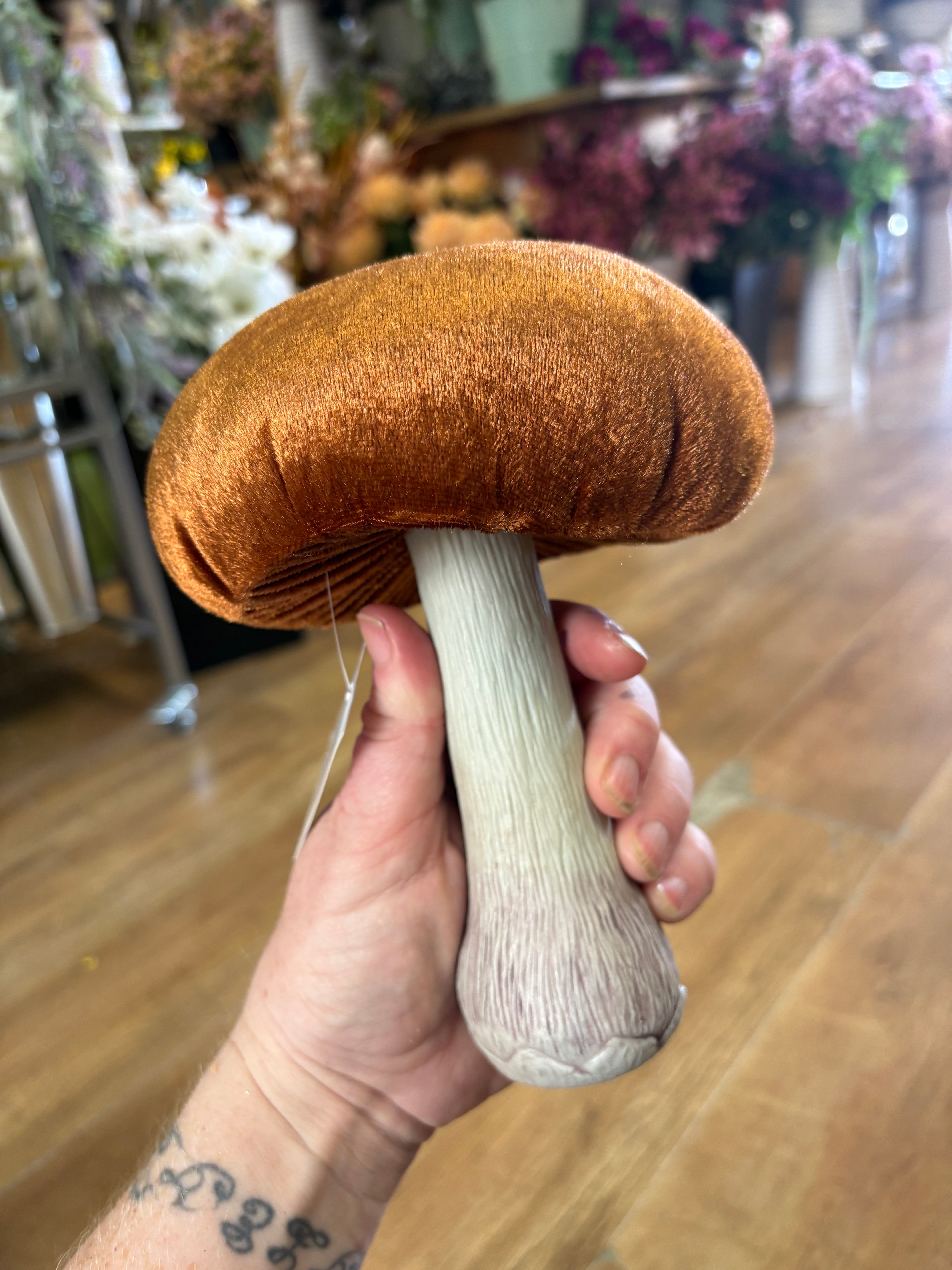 Large standing burnt orange velvet mushroom (H18, D14cm)