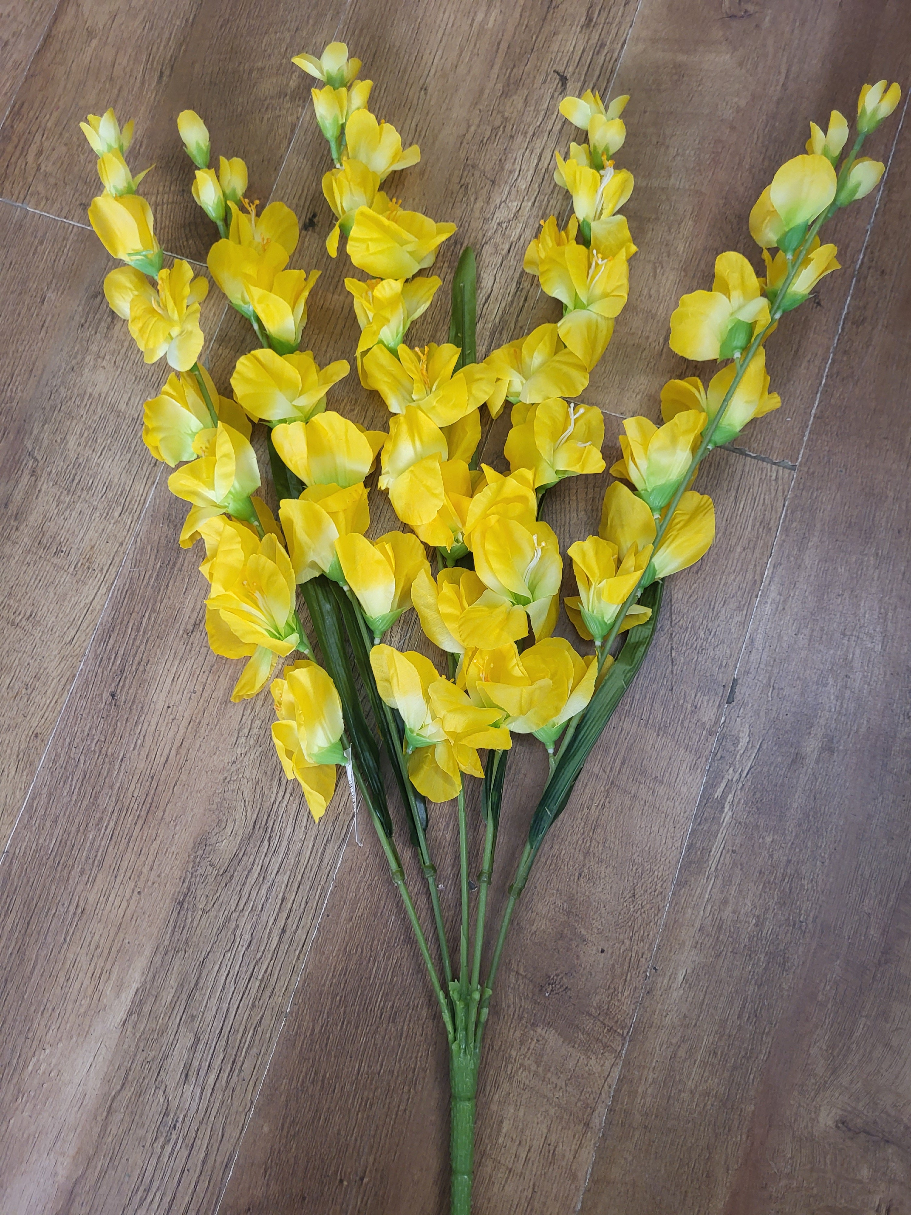 Large 5 stemmed bunch of yellow gladioli image 2