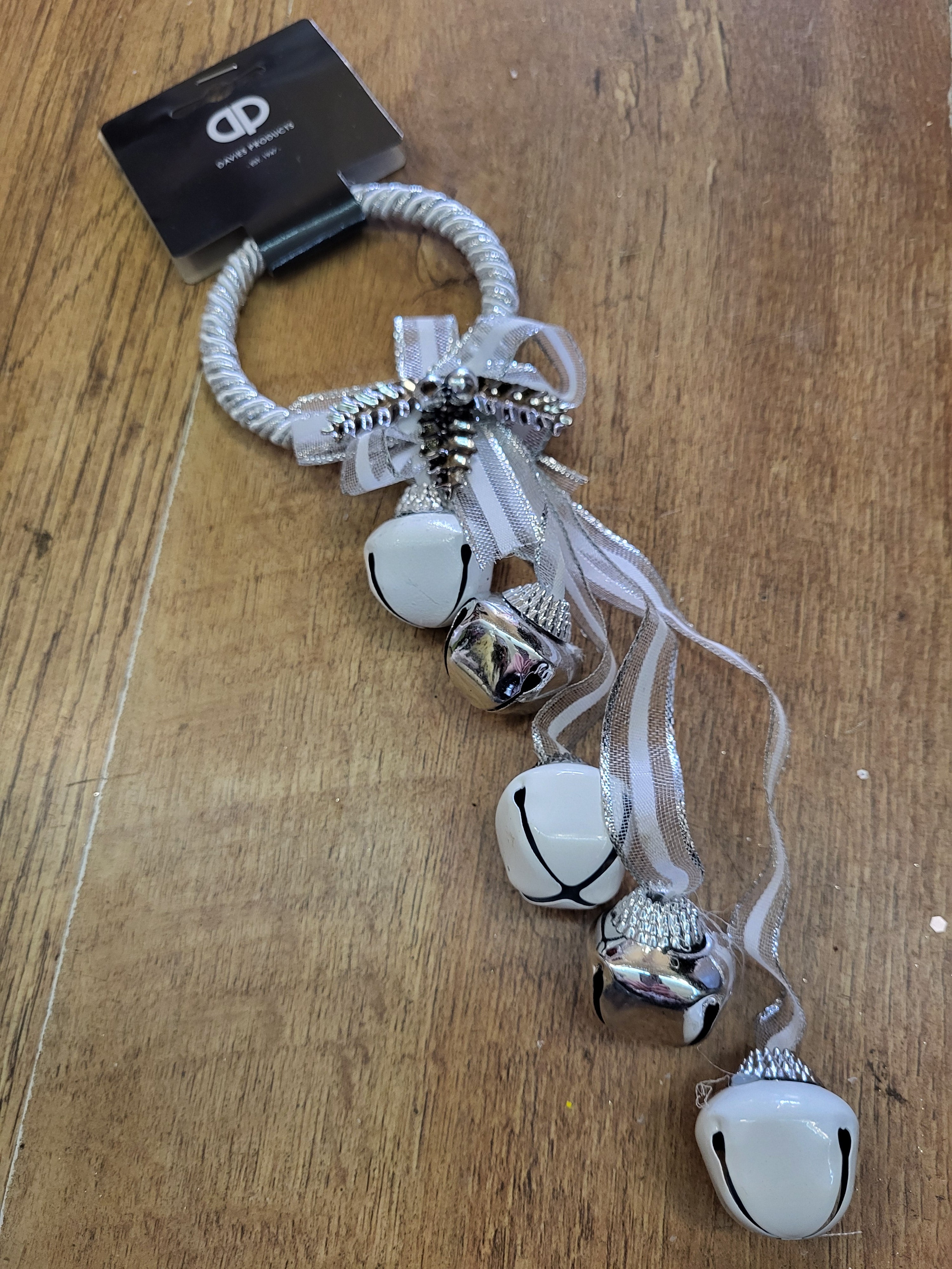 Hanging circle with bells and ribbon - silver and white  image 4