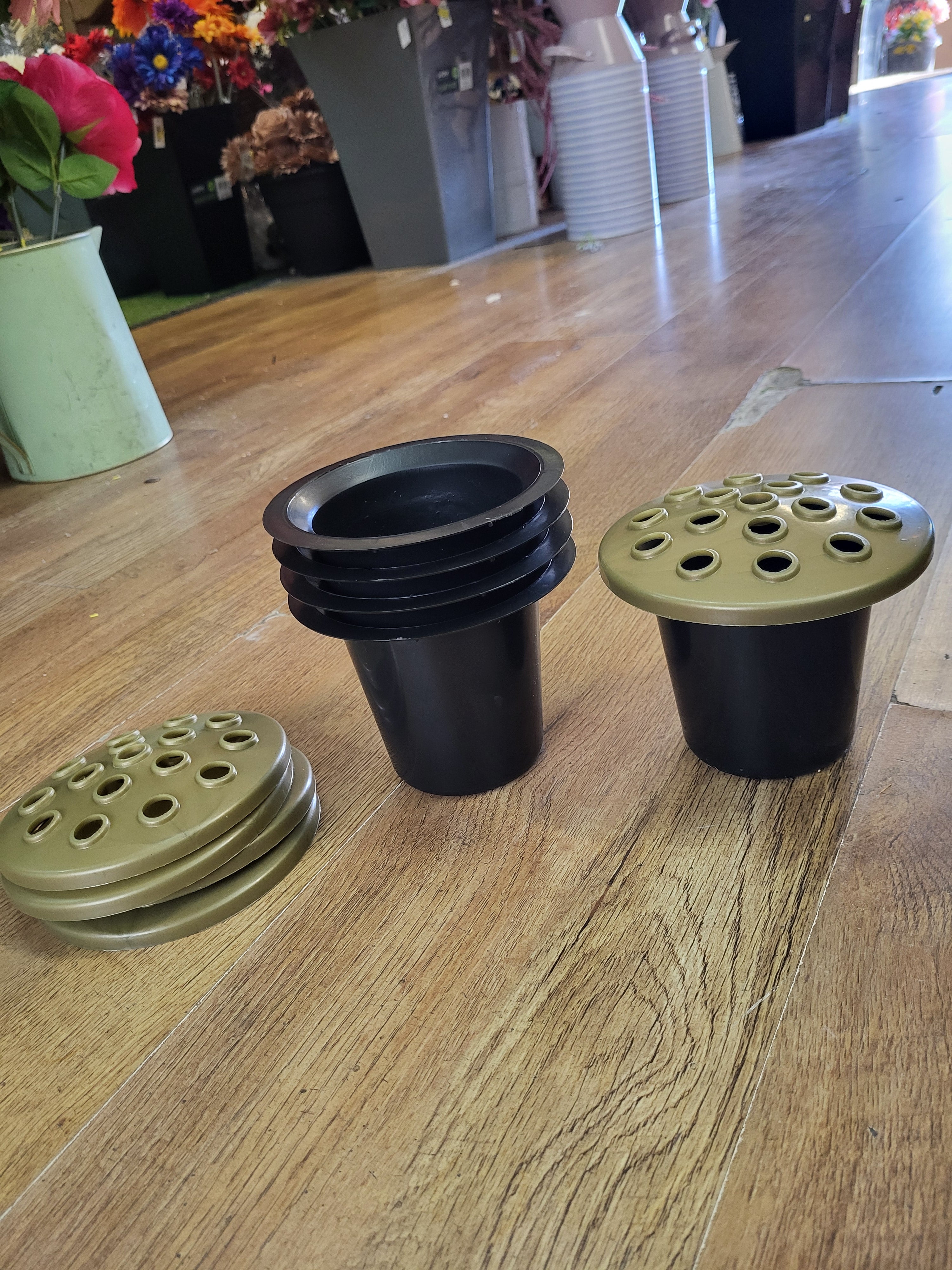 Bundle of 5 gravepots - black pot/gold lid image 0