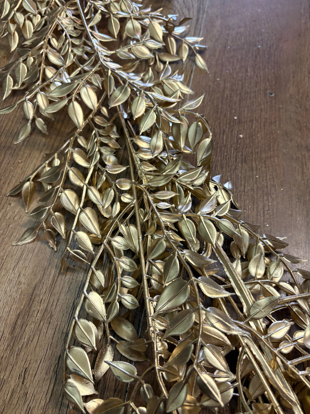 150cm trailing gold medium leaf garland