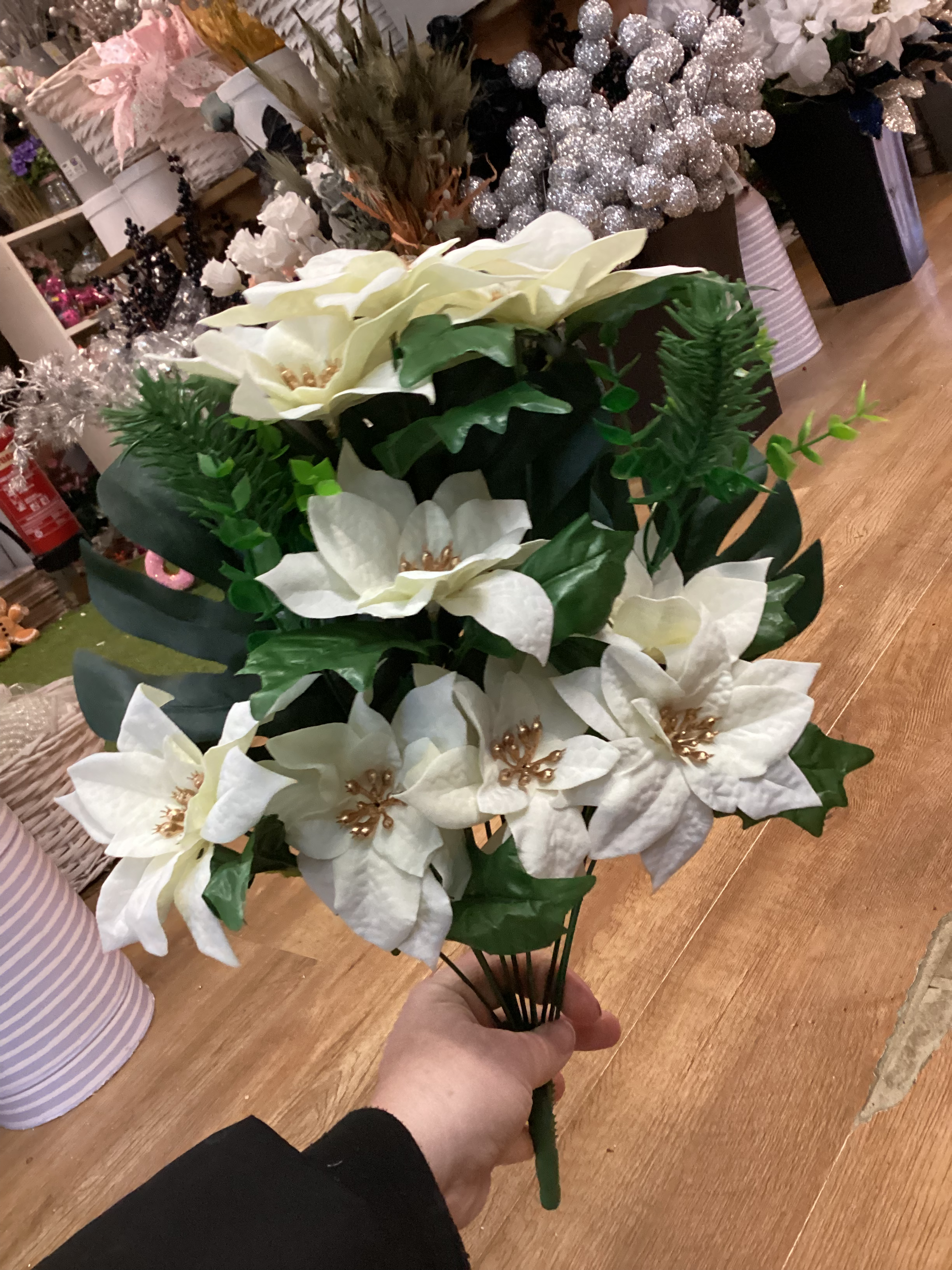 Flat back poinsettia bunch - cream image 3