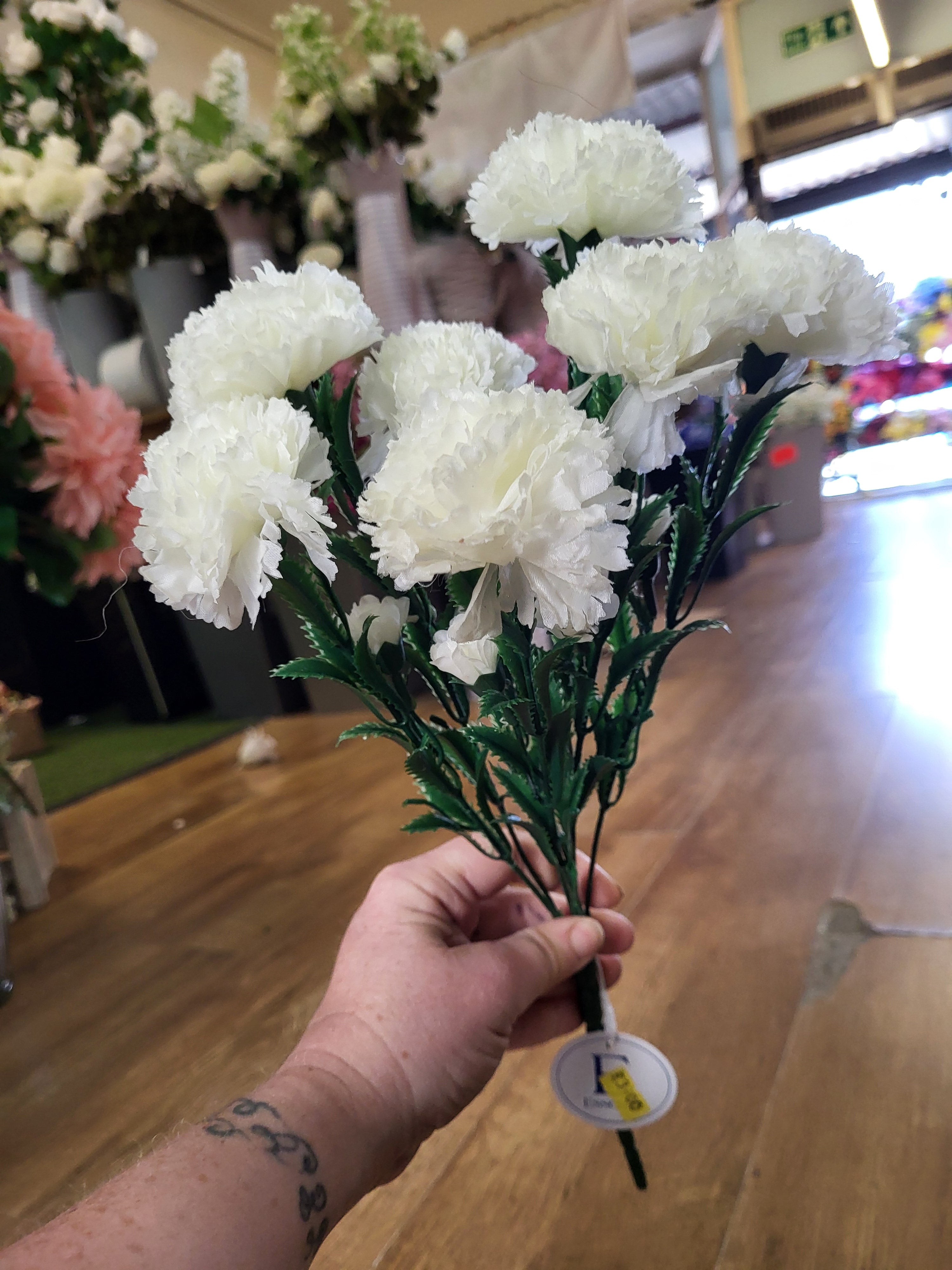 Big bunch of ivory carnations  image 1