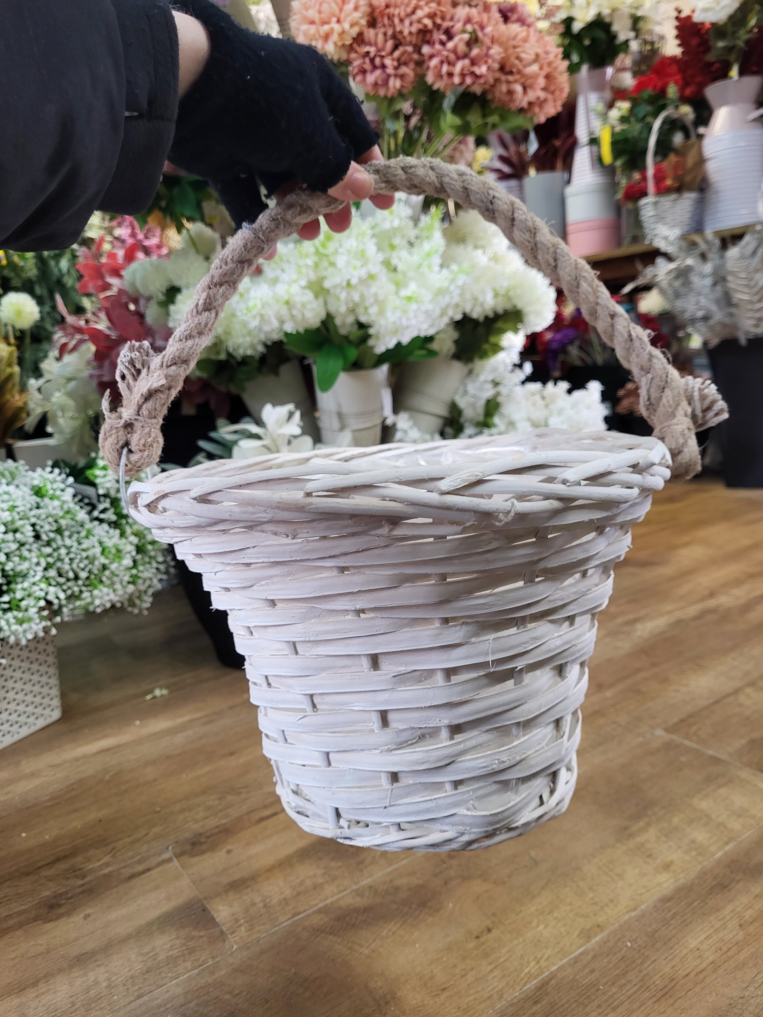 Rustic white wicker flower basket with rope handle - 32x22x18.5cm image 2