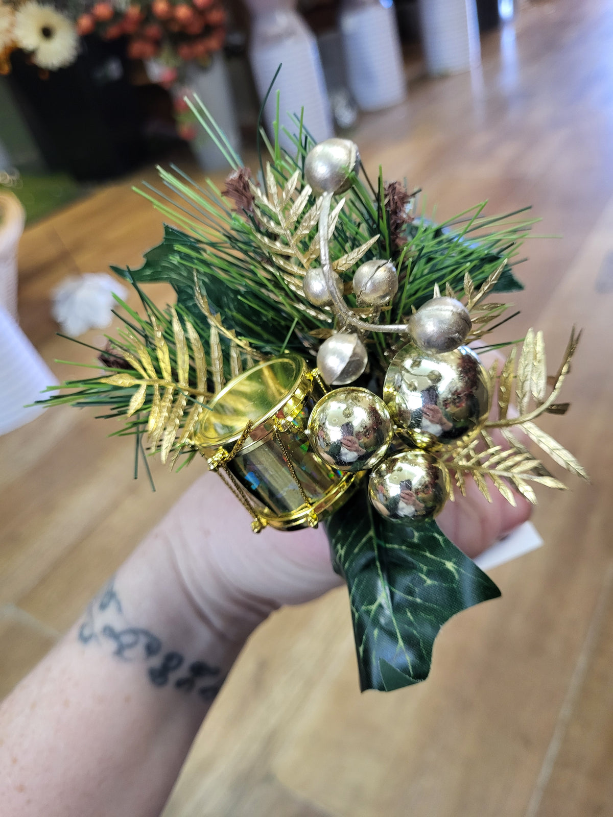 Drum and bauble pick - gold image 1