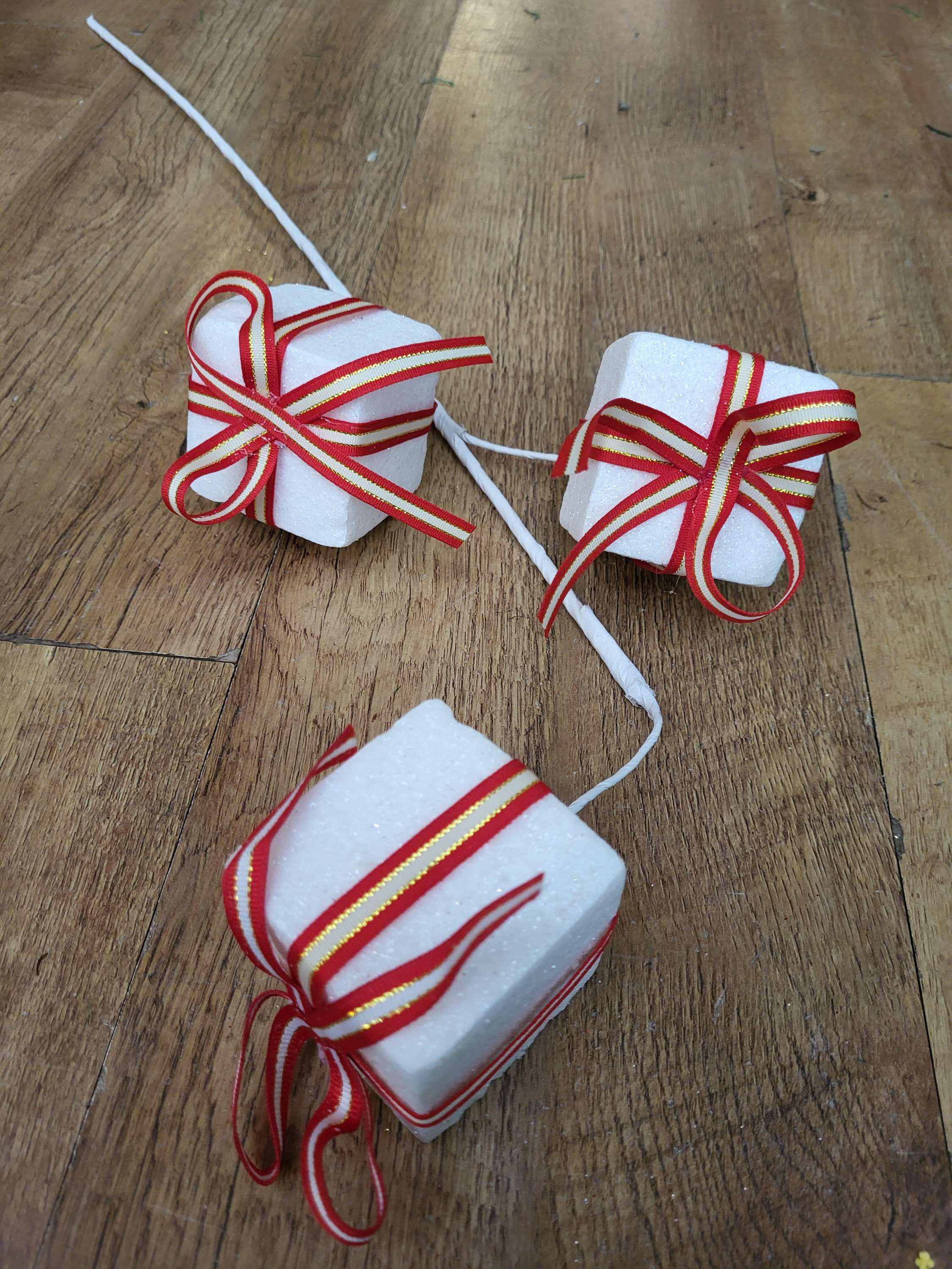 Long stem red and white triple gift stem image 6