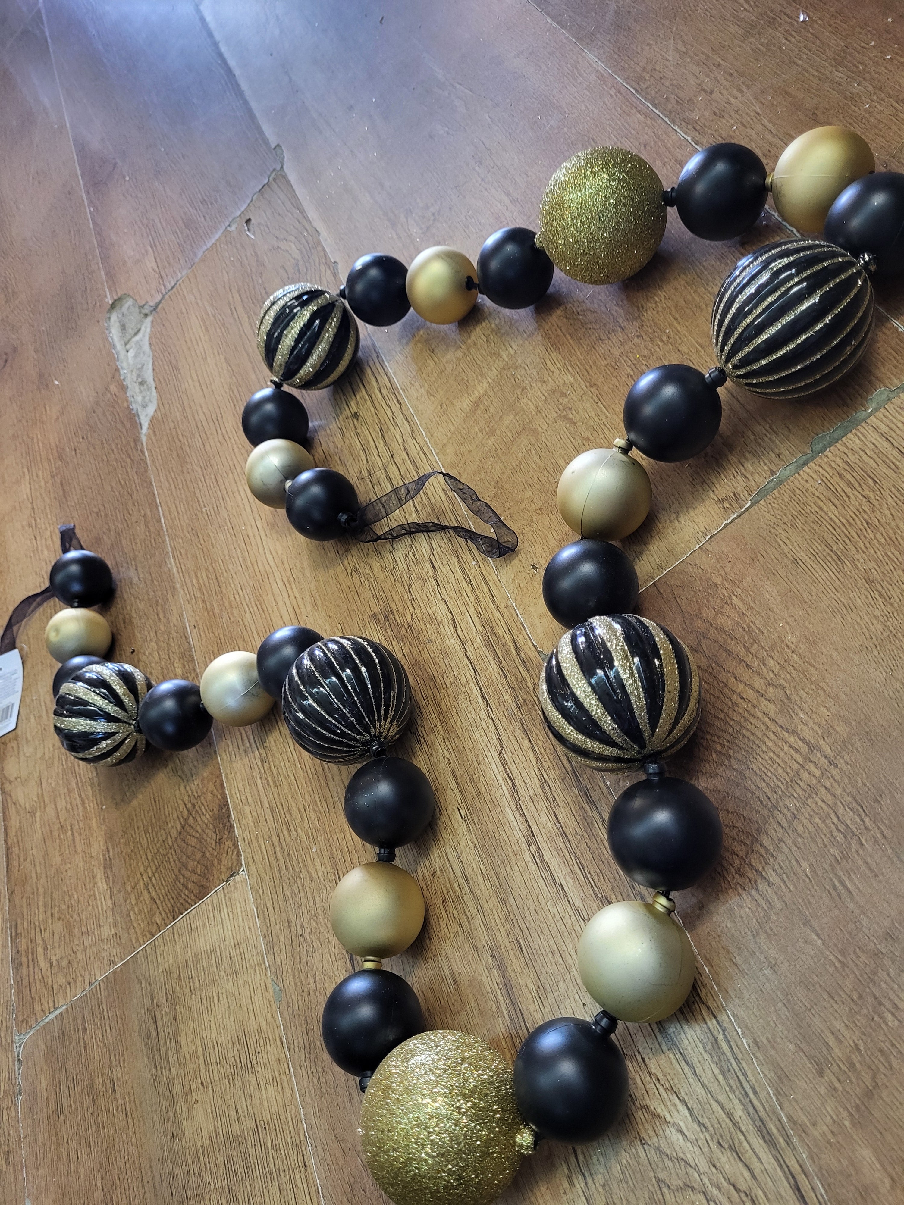 1.8m Black and gold bauble garland image 3