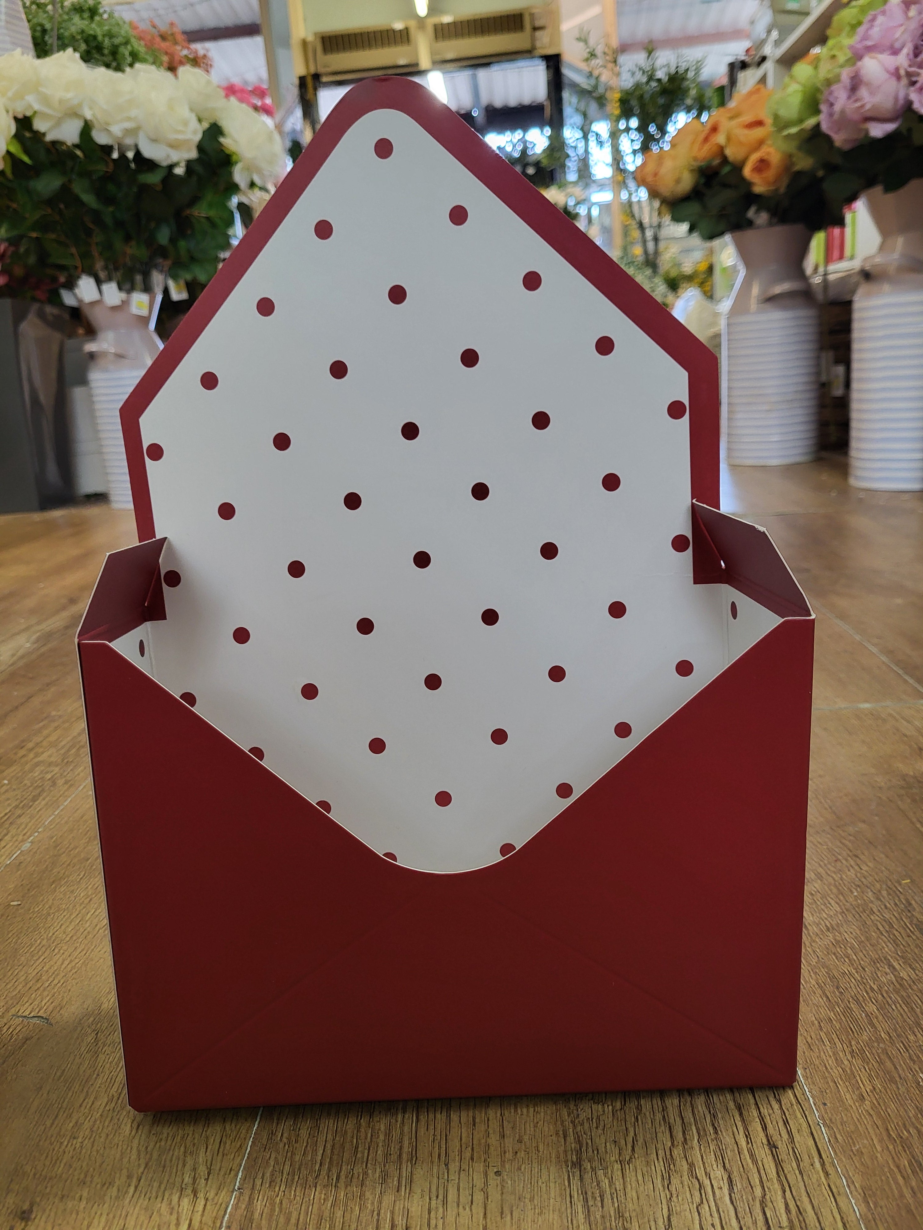 Red/white floral envelope box image 0