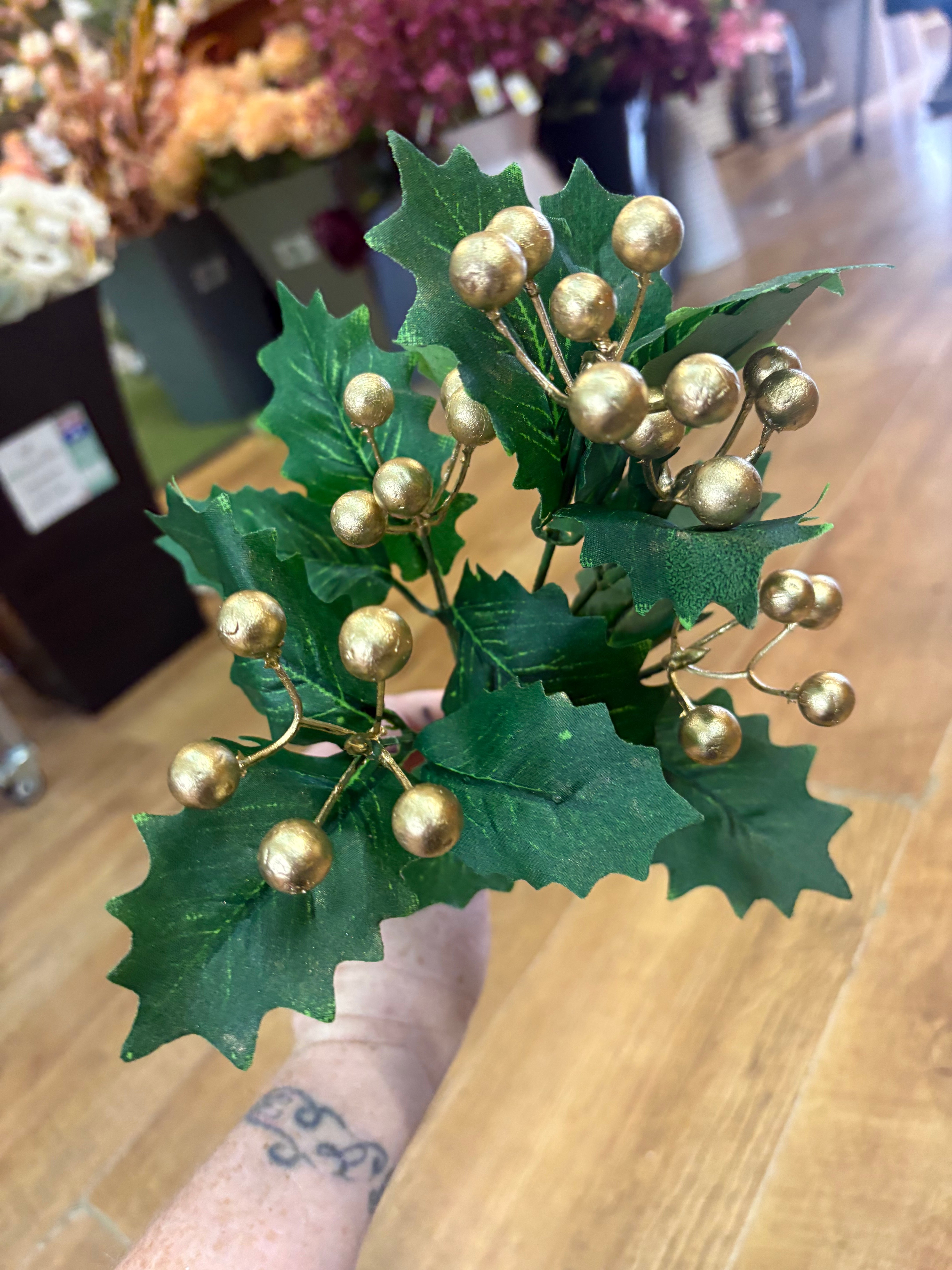 Gold berry holly bunch - 2 styles available