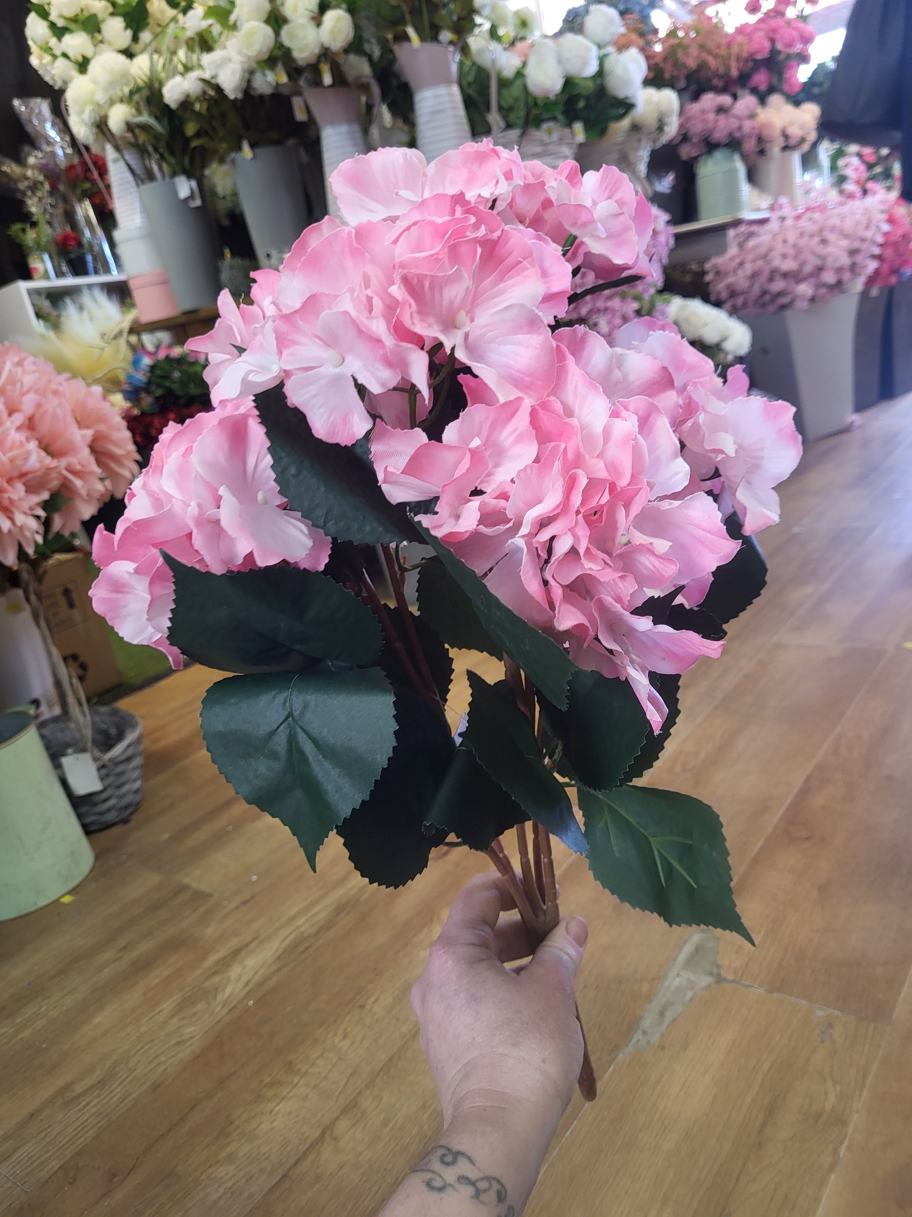 Large pink hydrangea bunch image 0