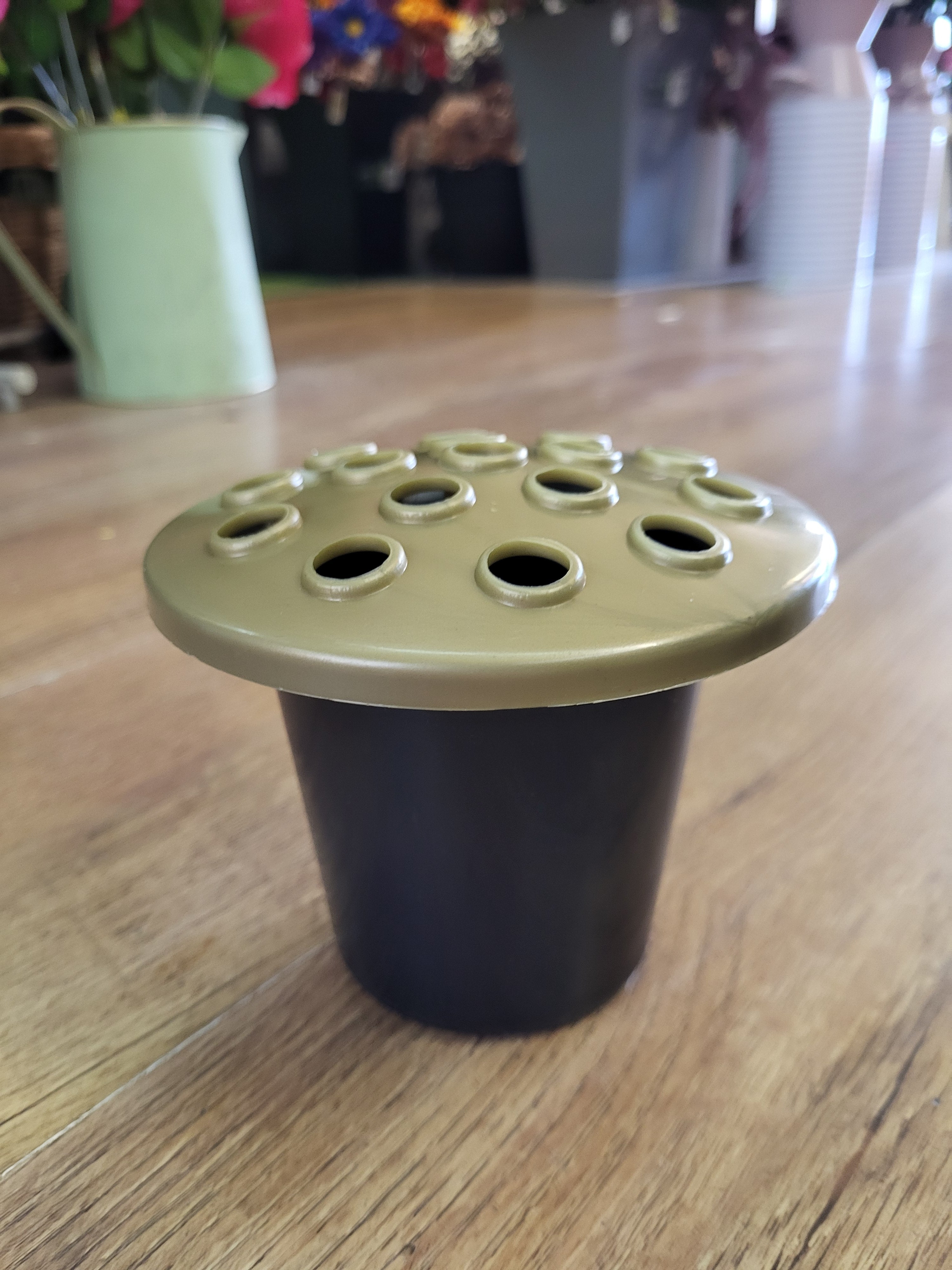 Bundle of 5 gravepots - black pot/gold lid image 2