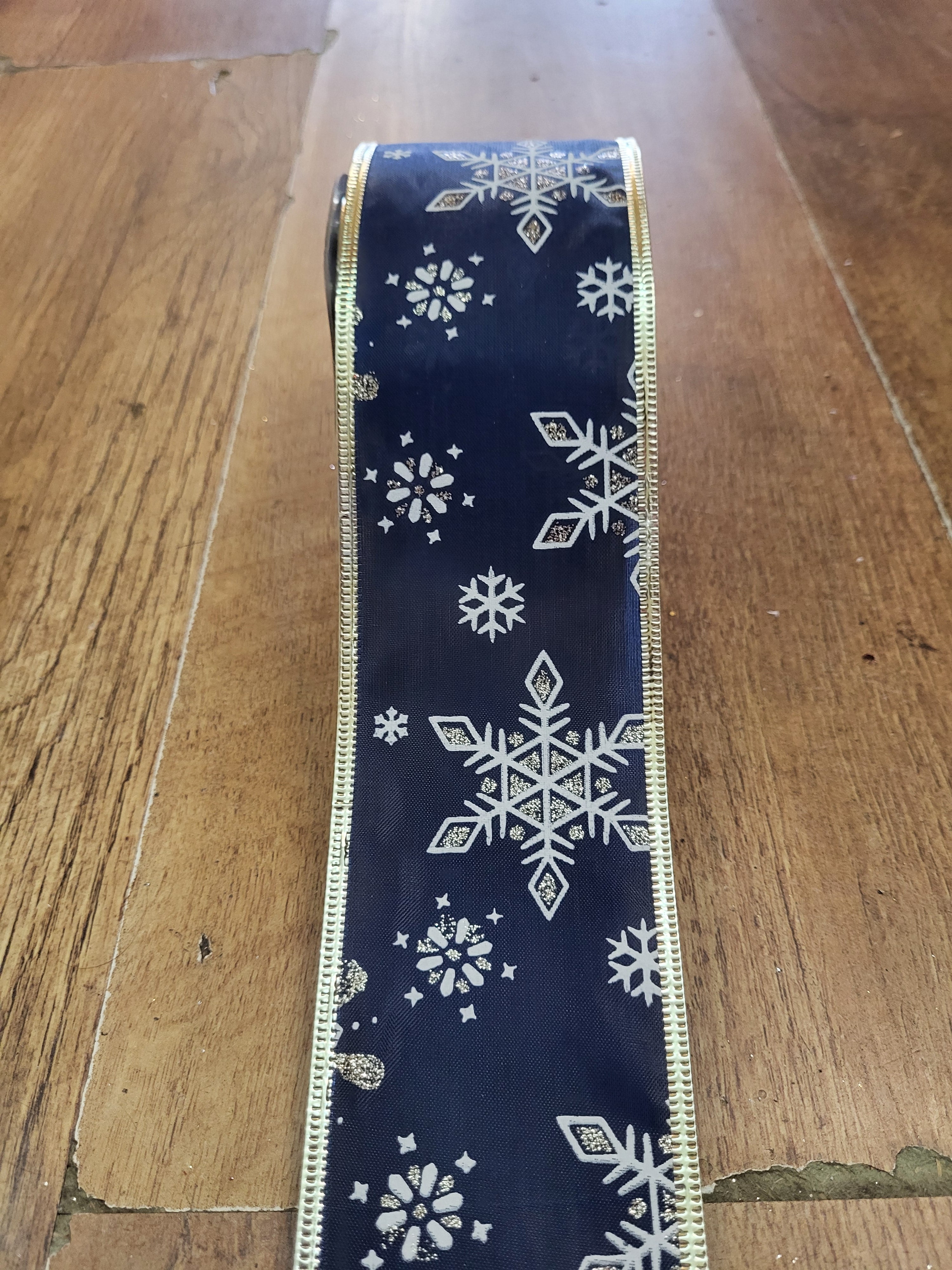 2.7m approx. roll of navy/champagne gold snowflake wired ribbon image 0