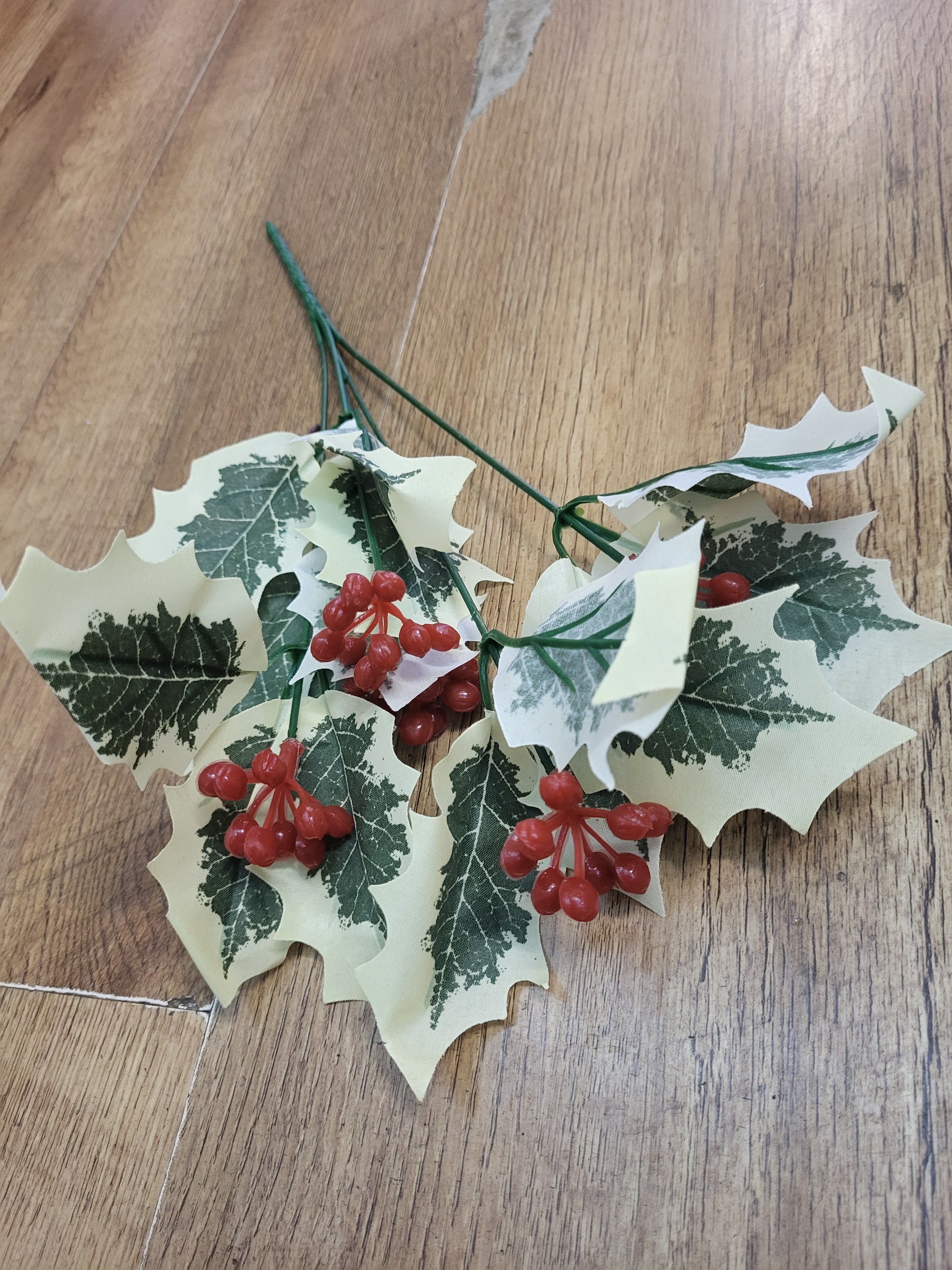 Small berry holly bunch - 2 colours available image 1