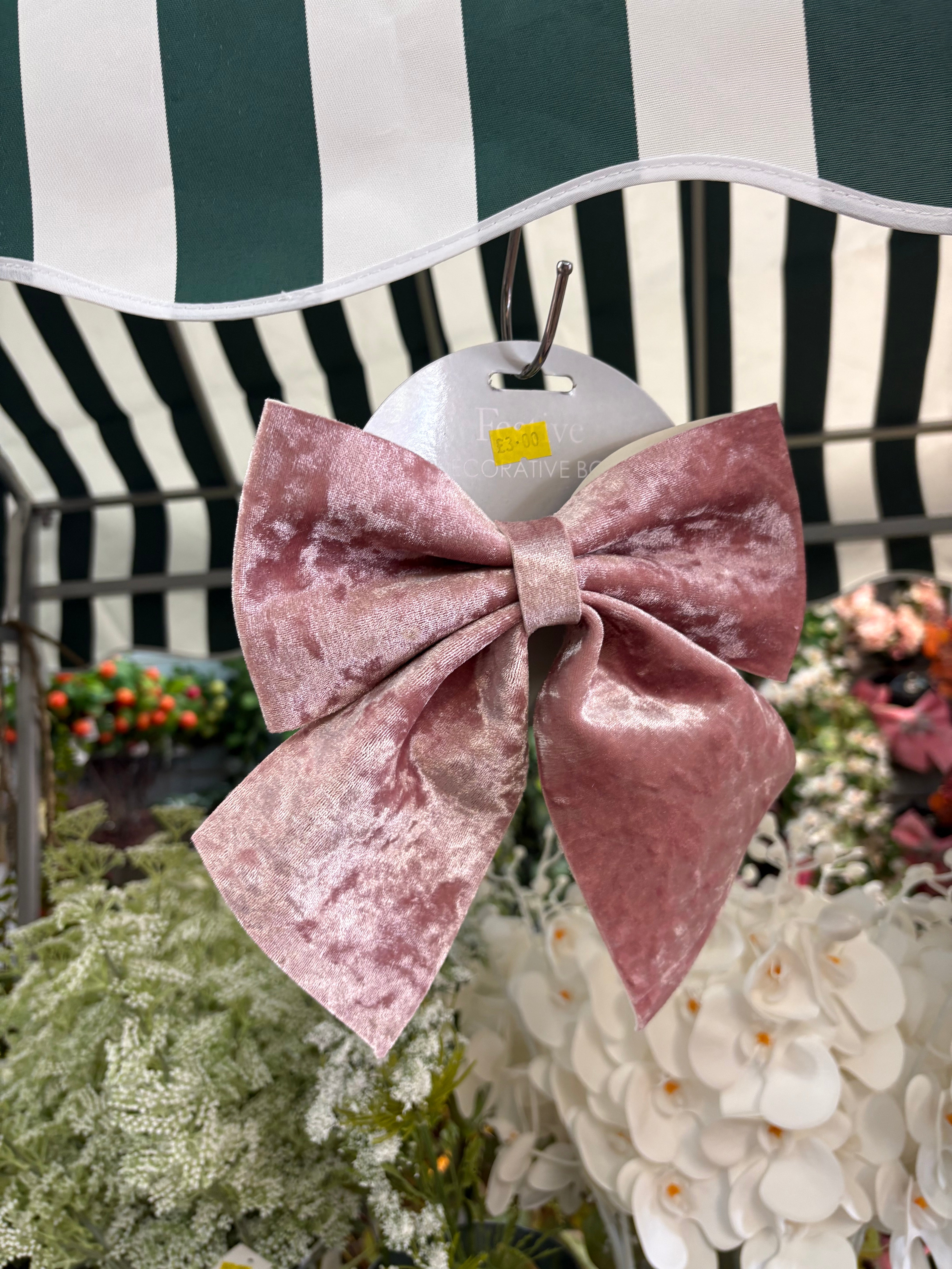 Small pink tie on velvet bow