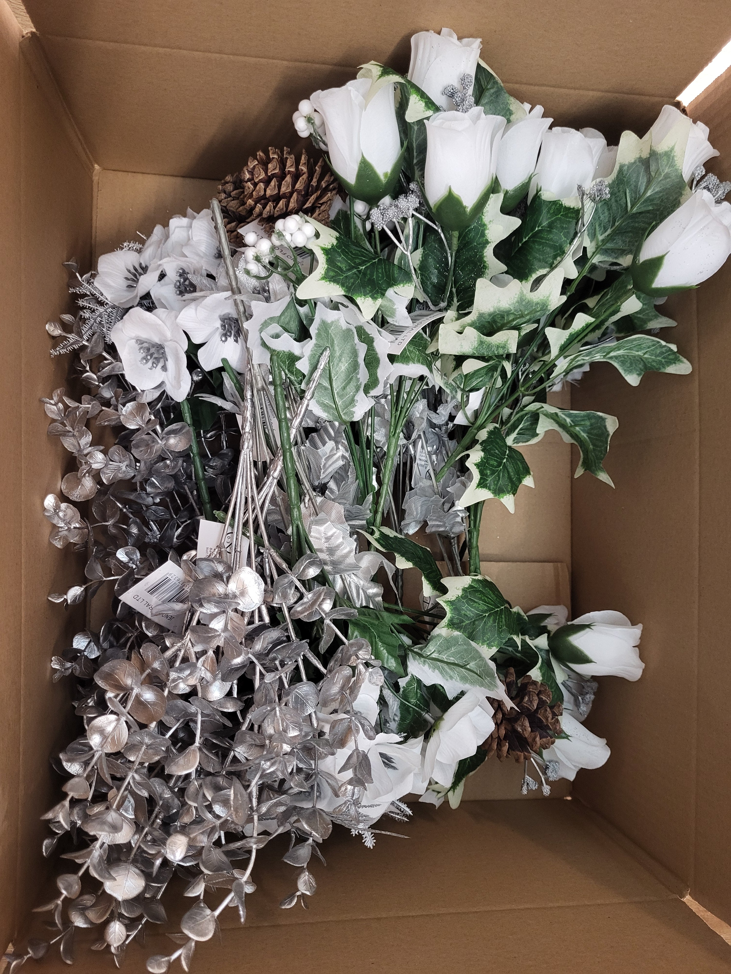 Christmas 1 - 20 bunches of flowers/foliage image 1