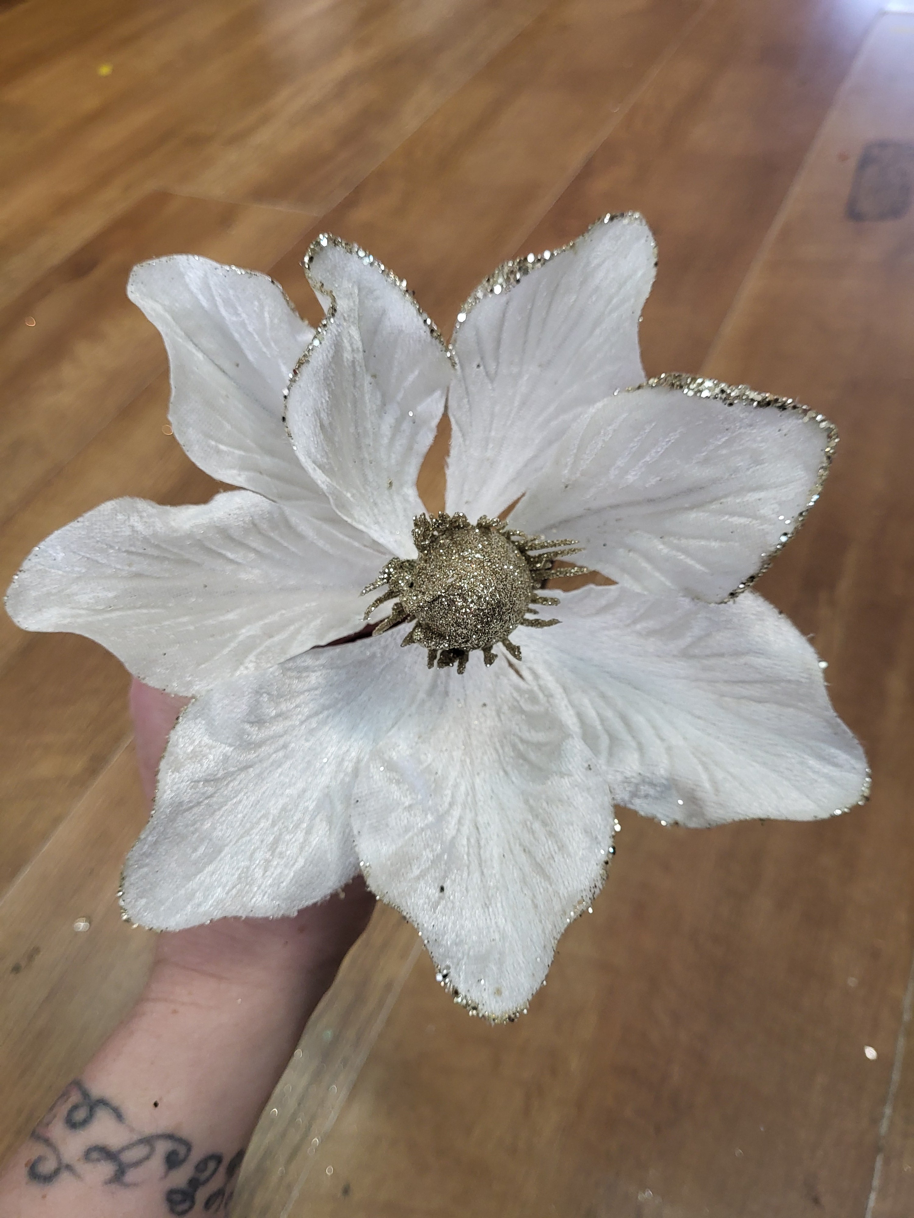 Cream and gold magnolia pick image 2