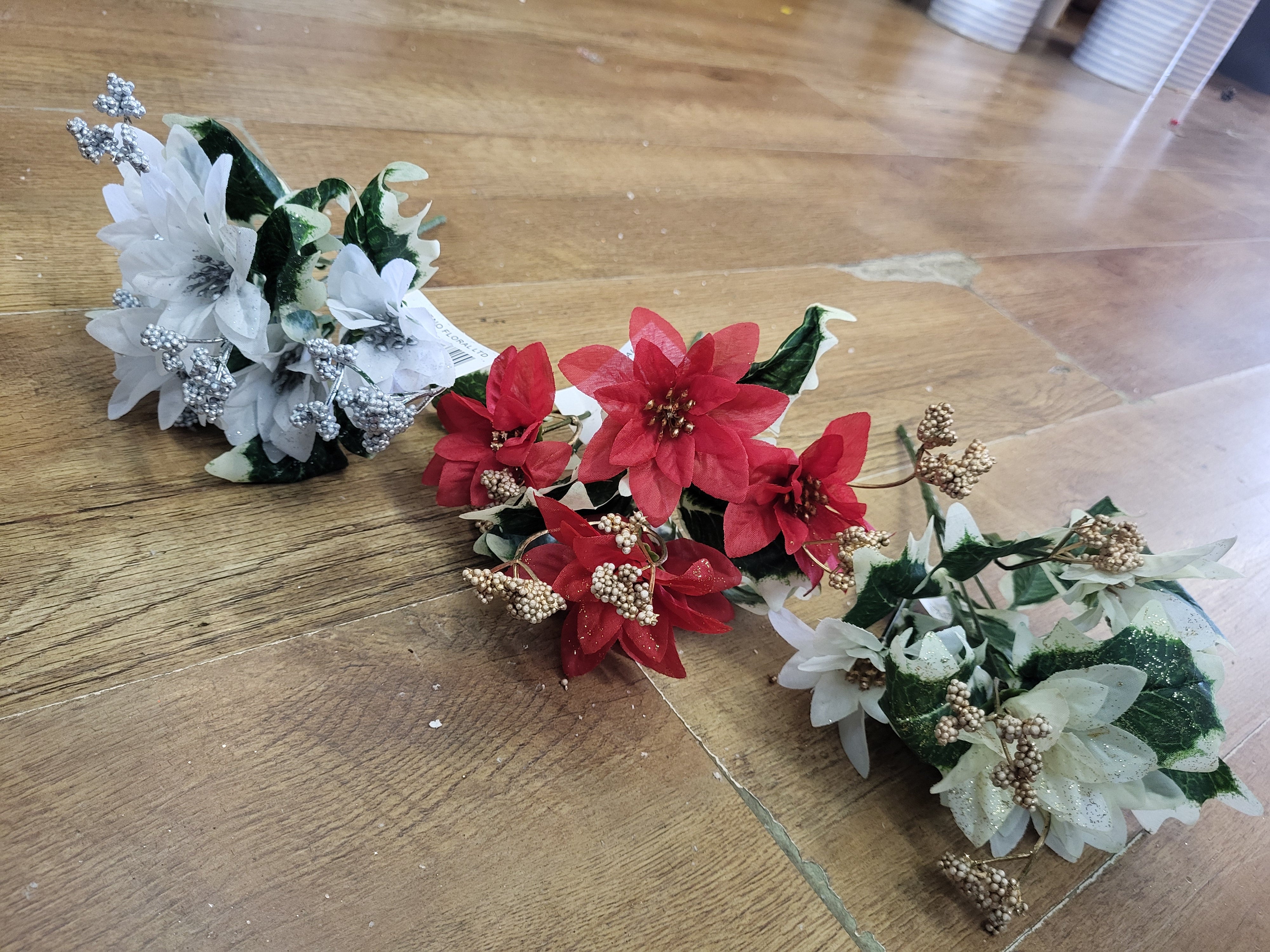Poinsettia and holly leaves bunch - 3 colours available image 0