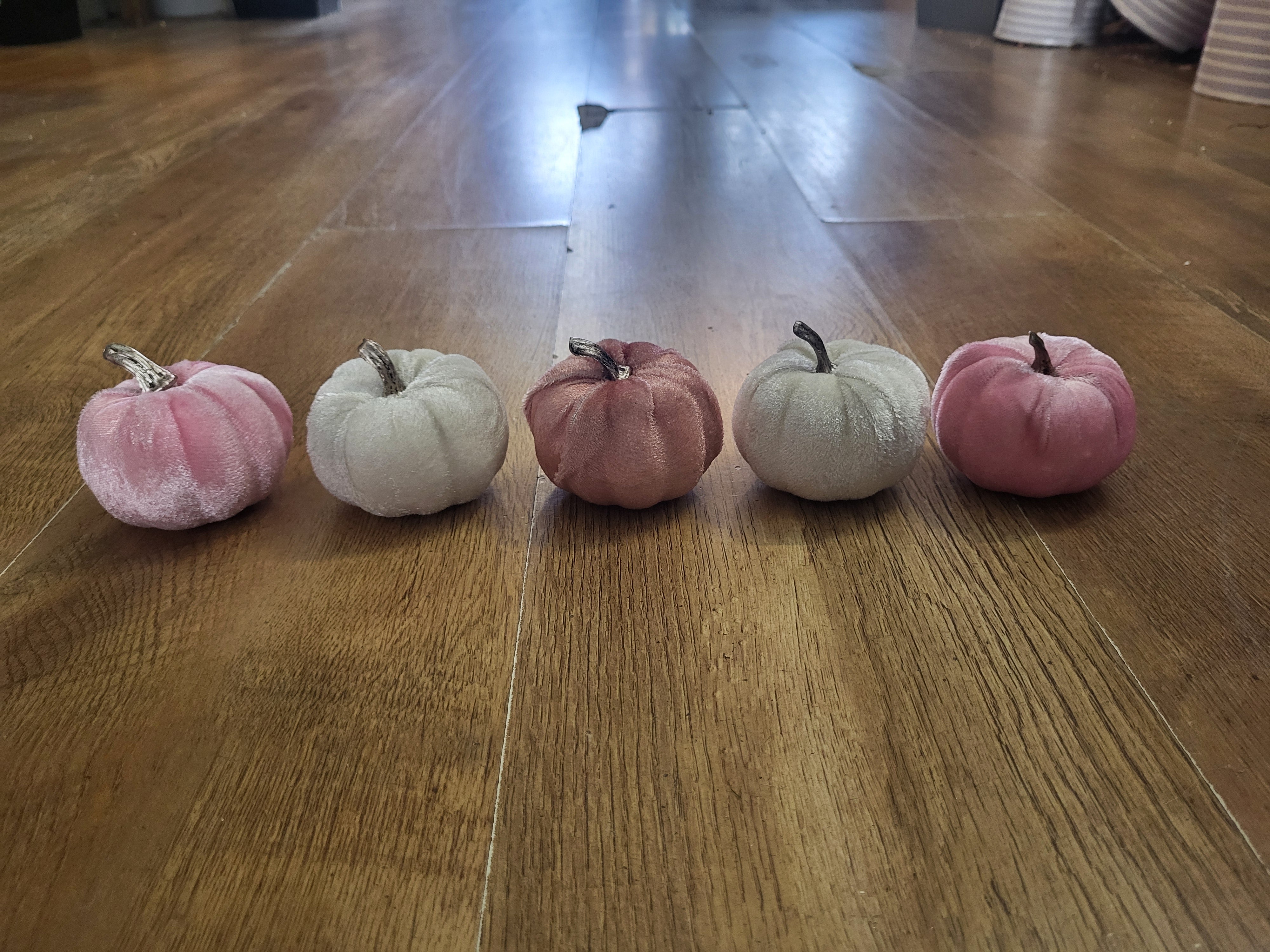 Pack of 5 mini velvet pumpkins - pinks and silver image 4