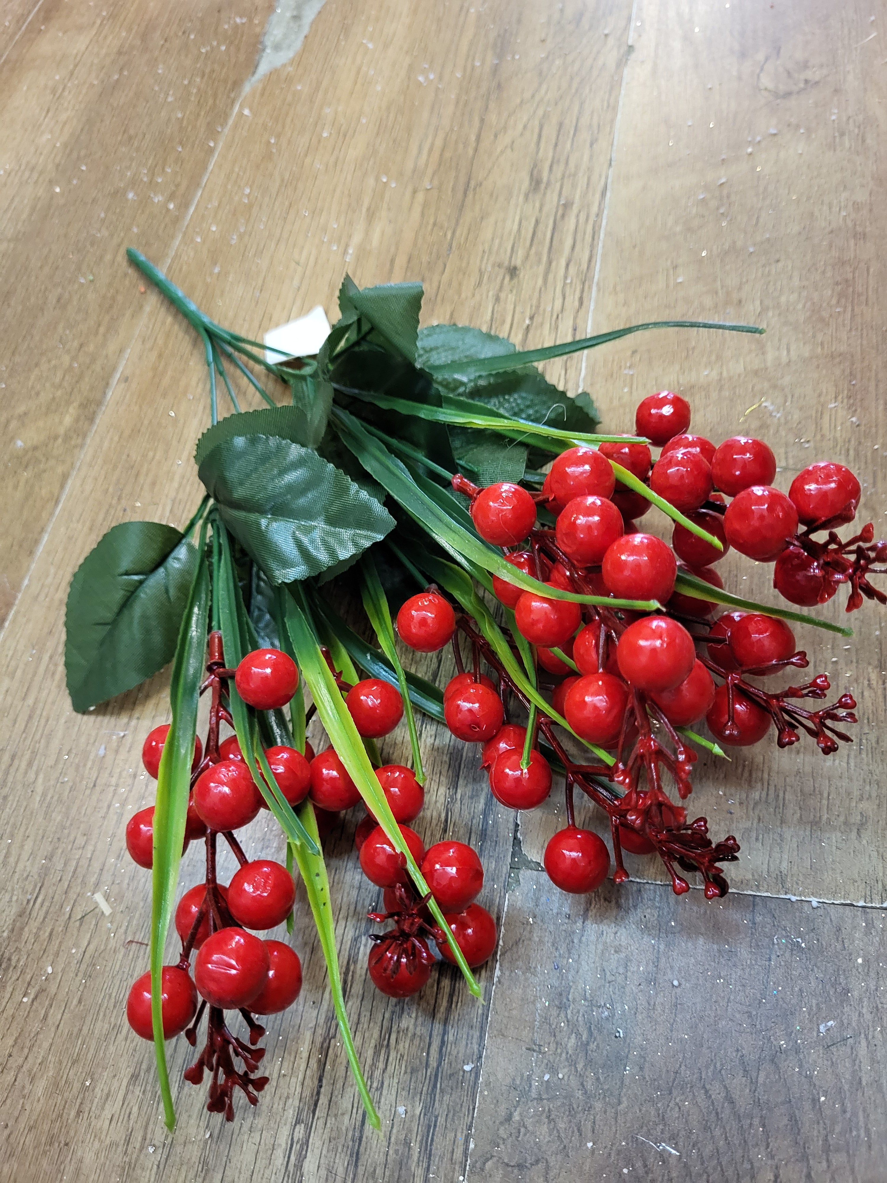 Red berry bunch  image 0