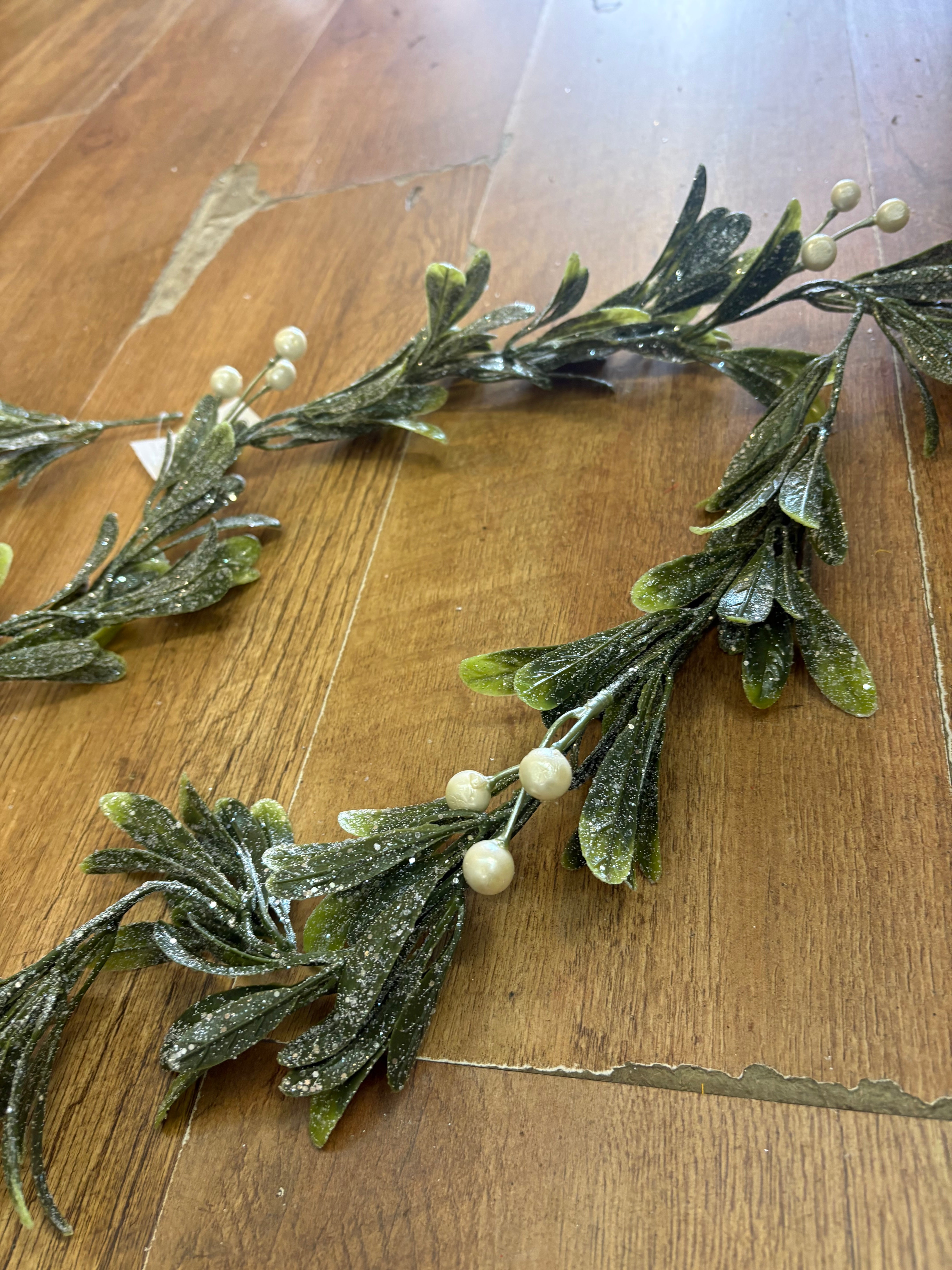 180cm frosted pearly mistletoe garland