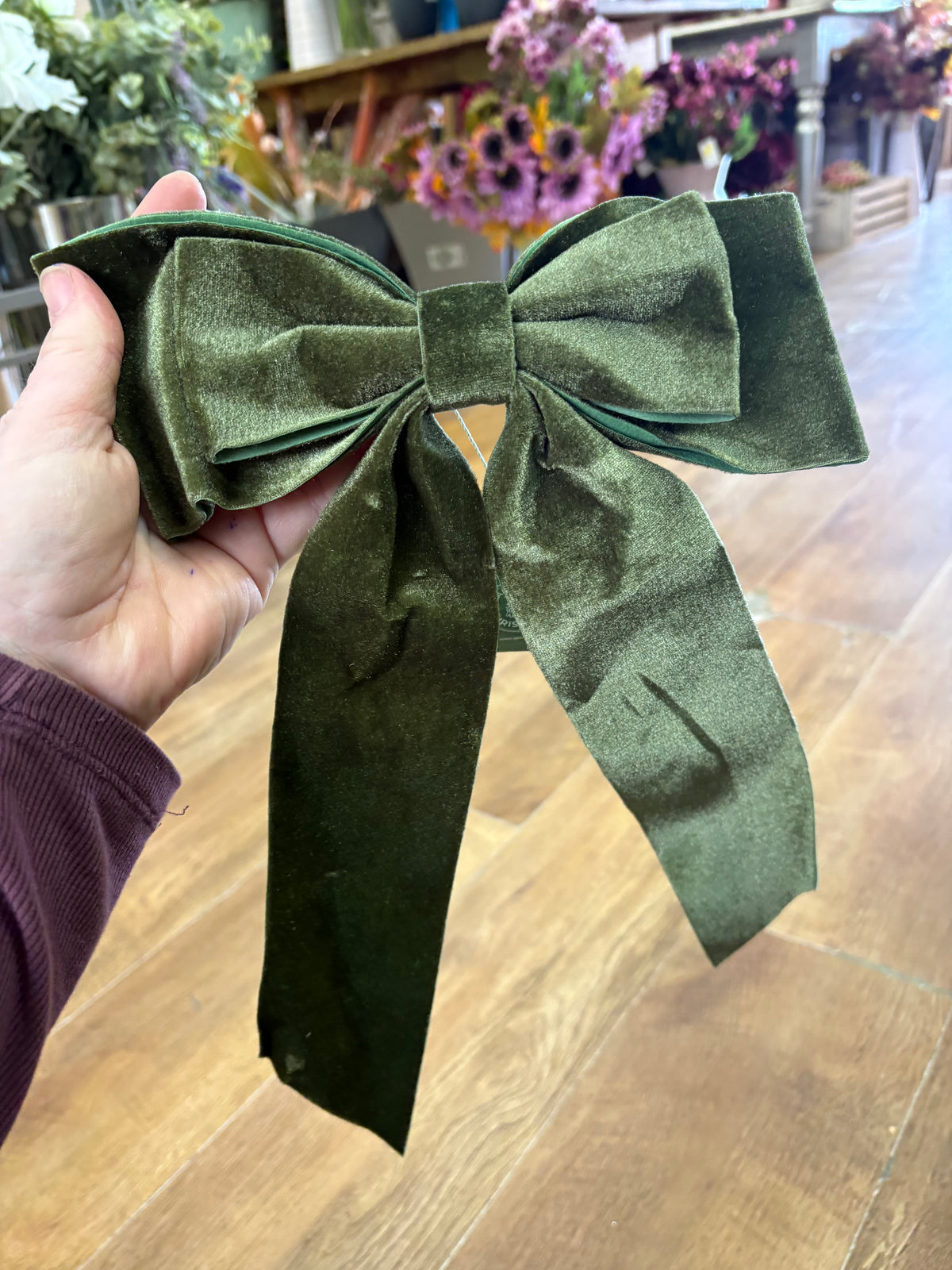 Green velvet clip on bow 23x32cm