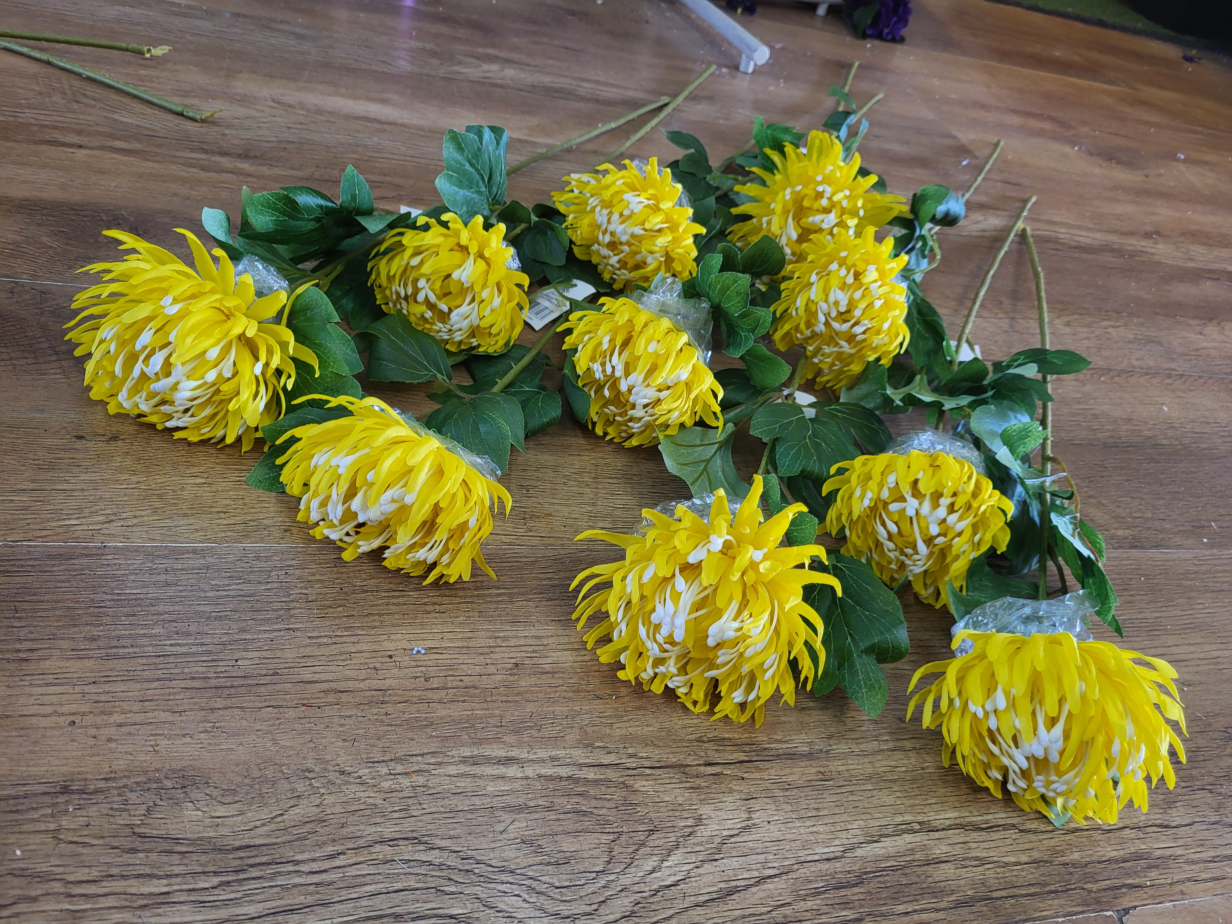 Bundle of 10 long stem yellow chrysanthemum image 4