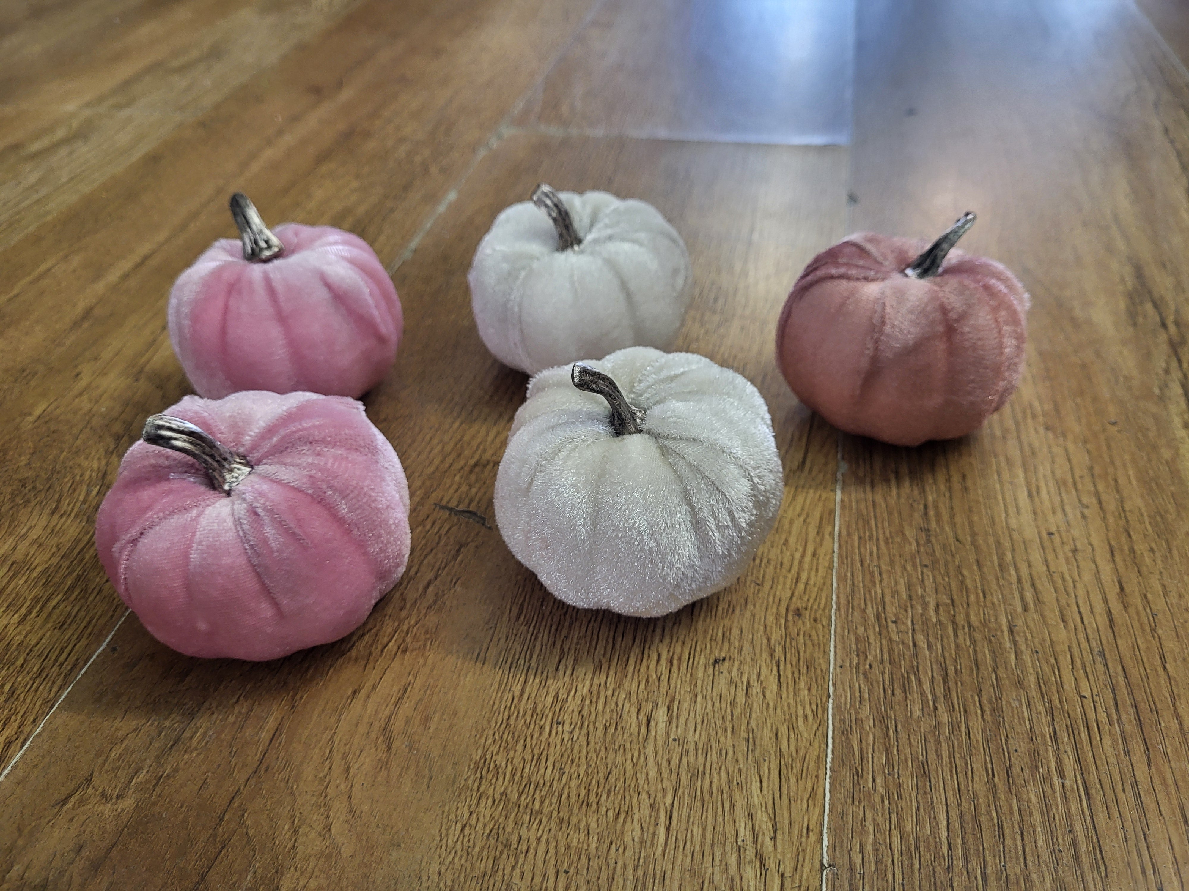Pack of 5 mini velvet pumpkins - pinks and silver image 2