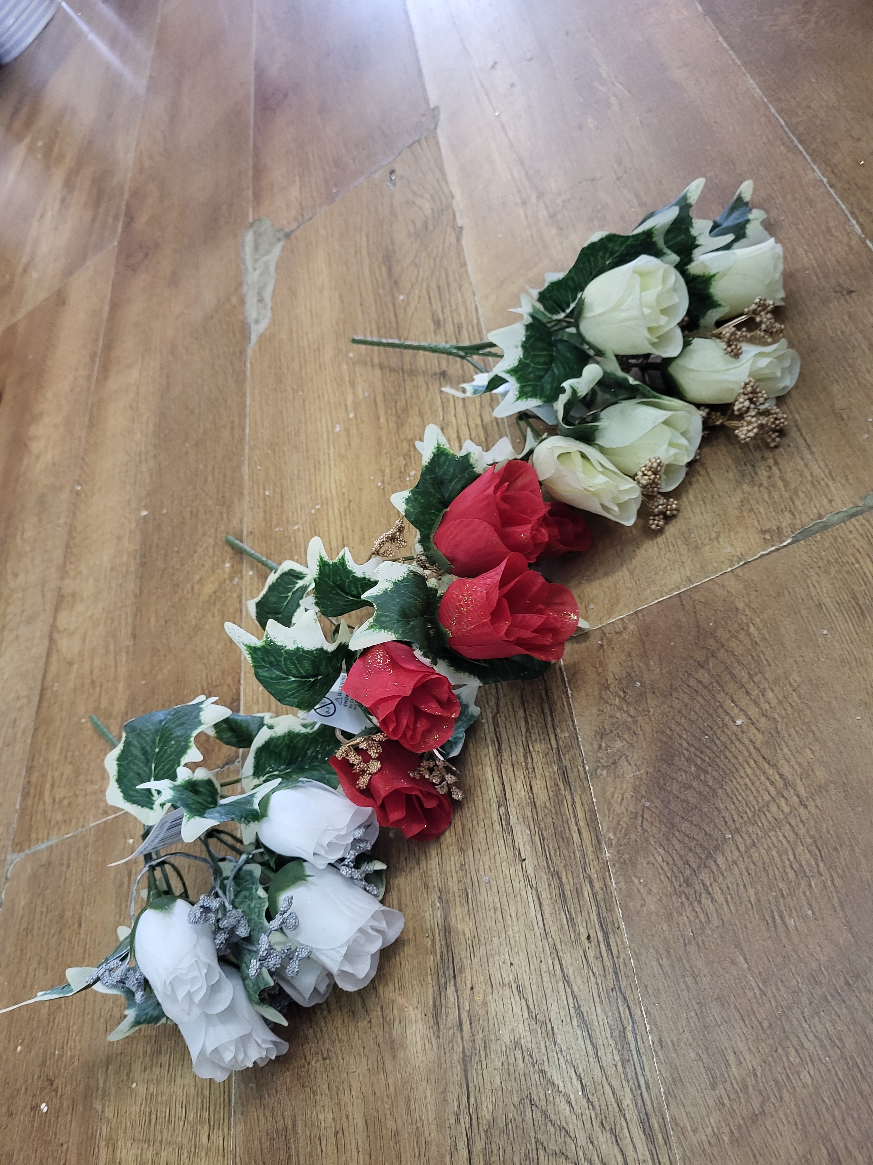 Closed rose and holly leaves bunch - 3 colours available image 0