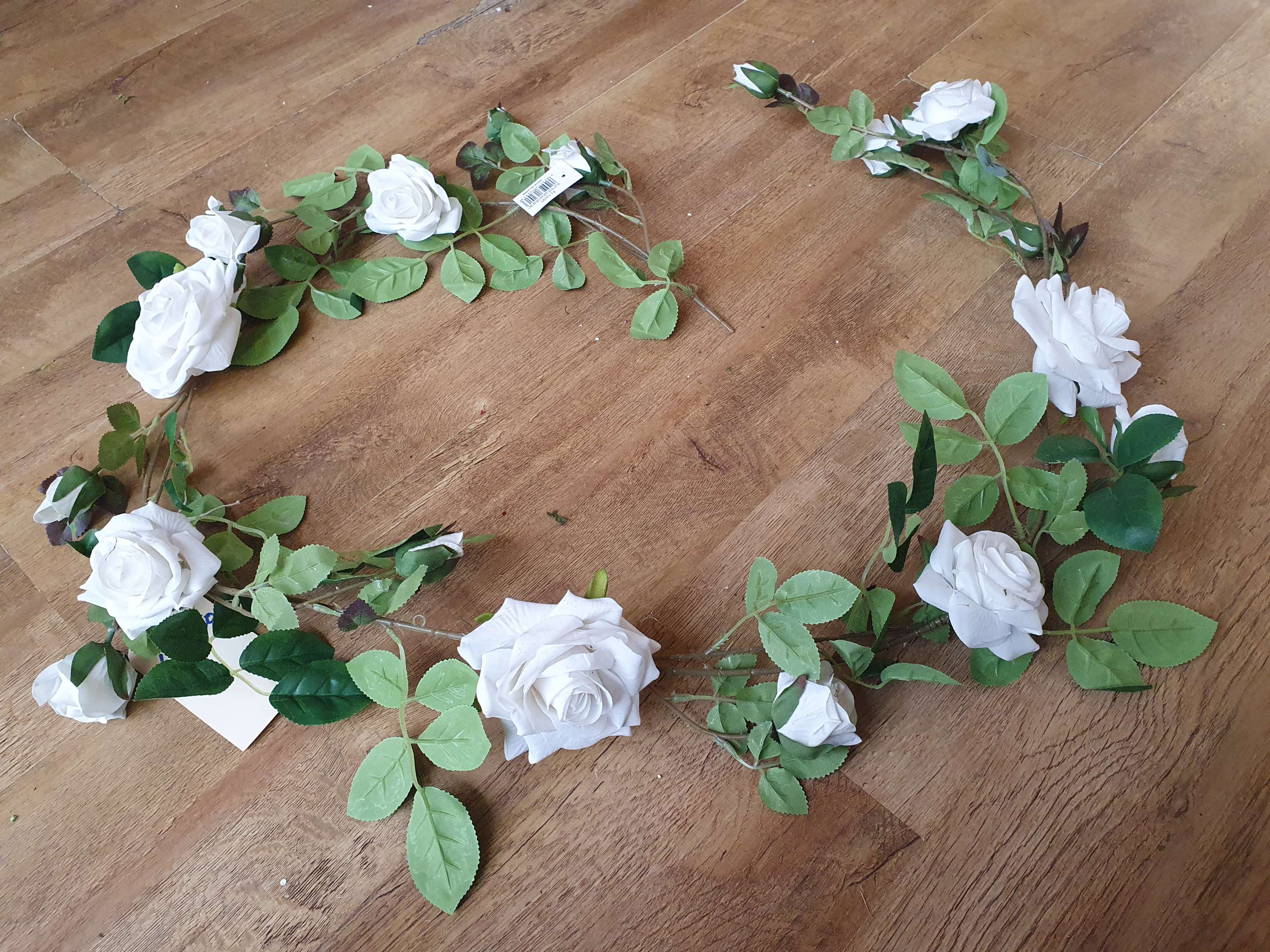 White velvet rose garland  image 0