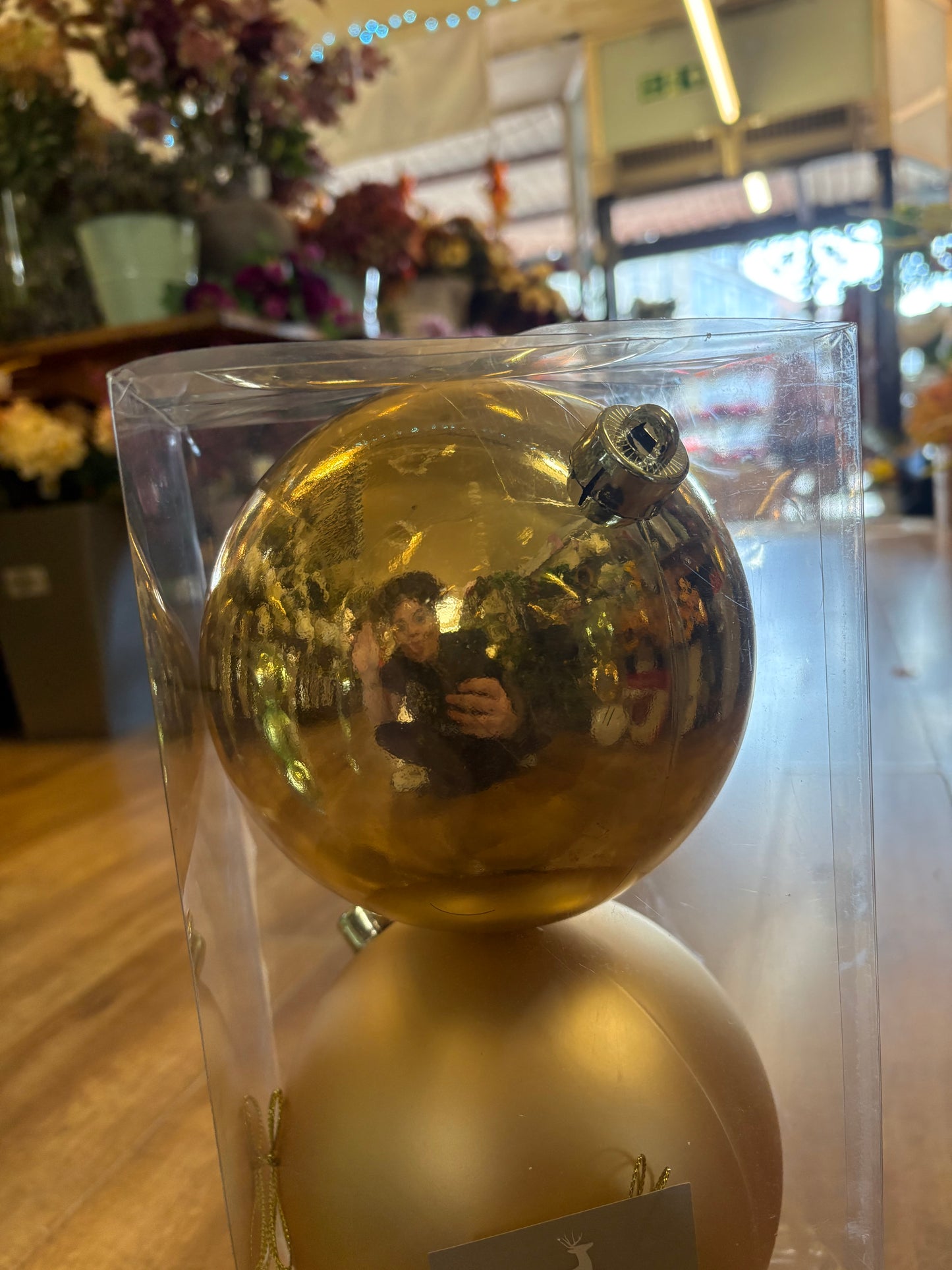 Pack of 3 large 15cm gold baubles