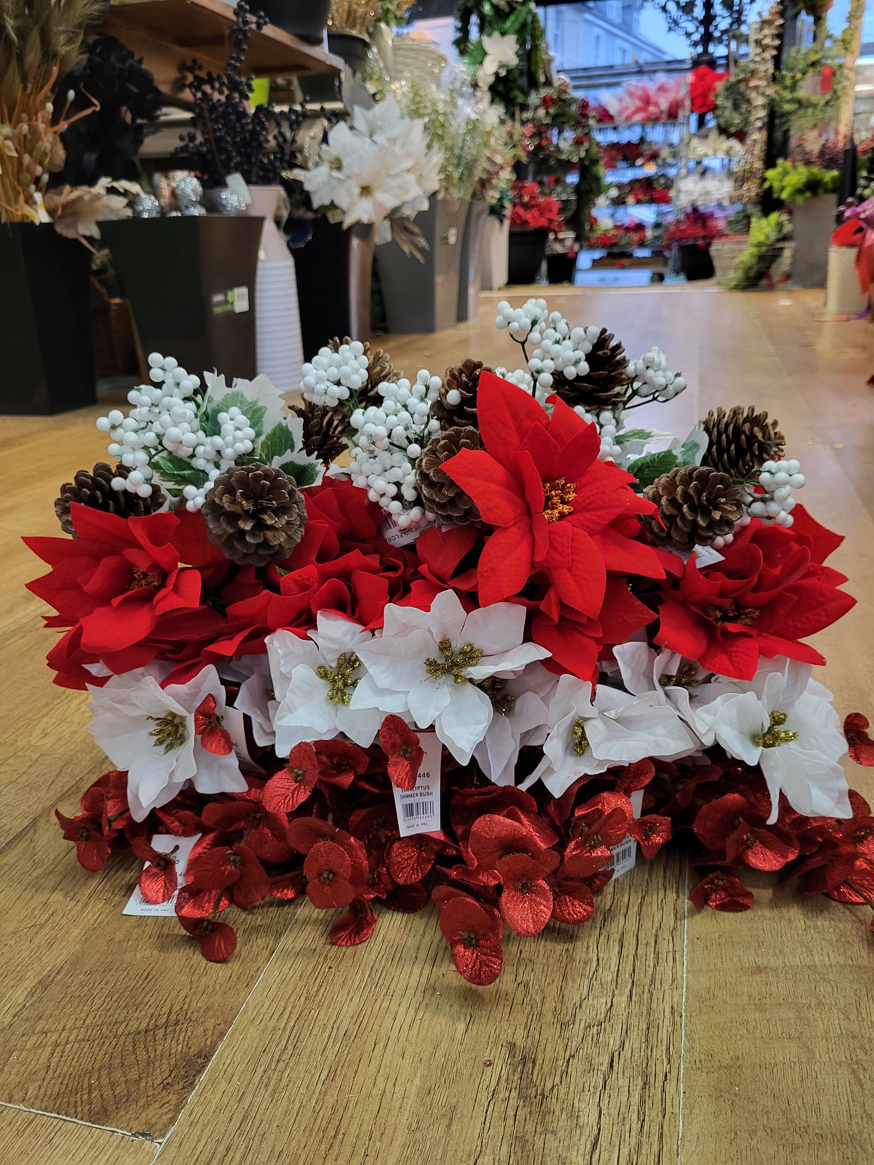 Christmas 6 - 20 bunches of flowers/foliage image 0