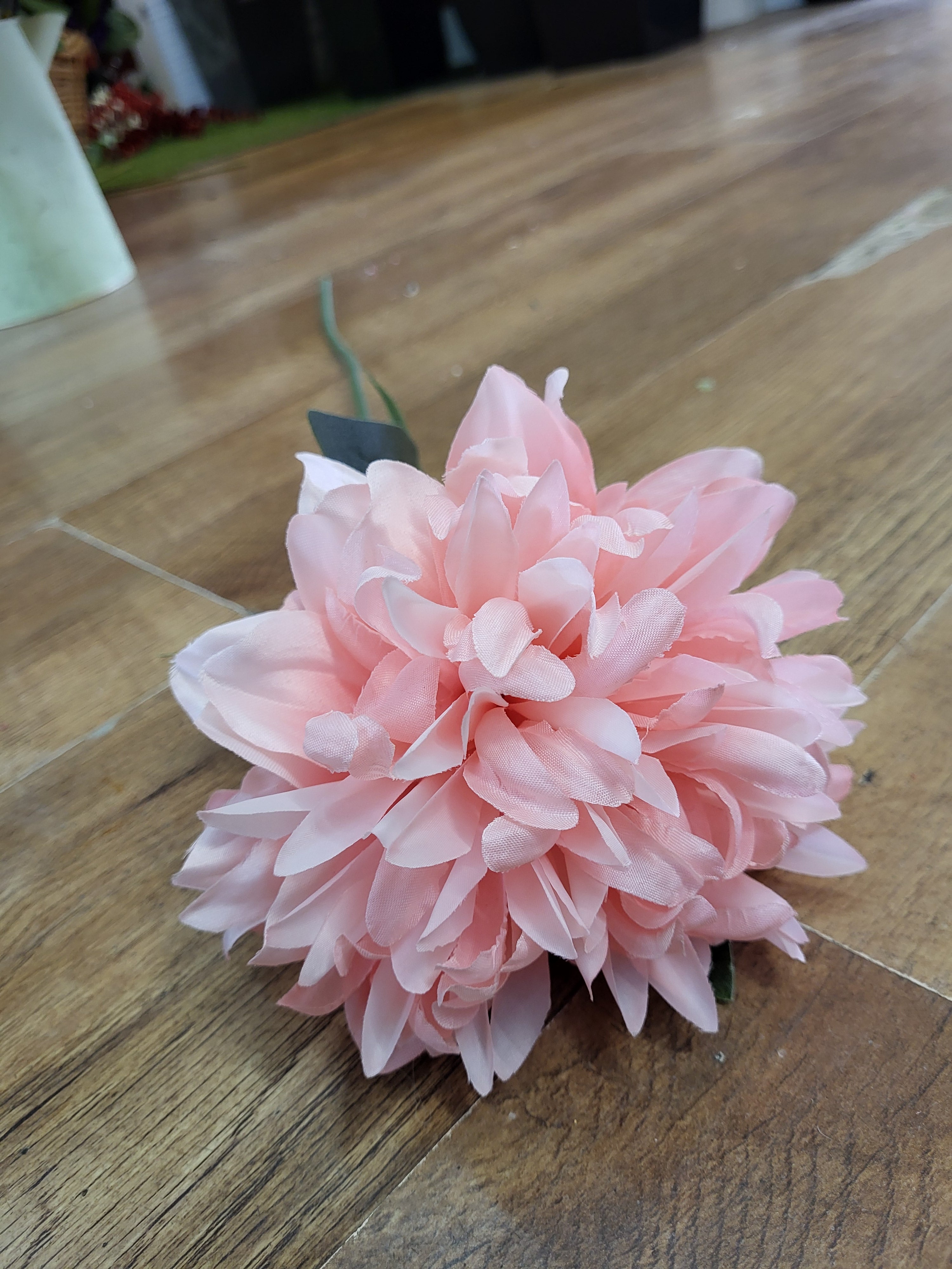 Long stem pale pink spiky mum image 4