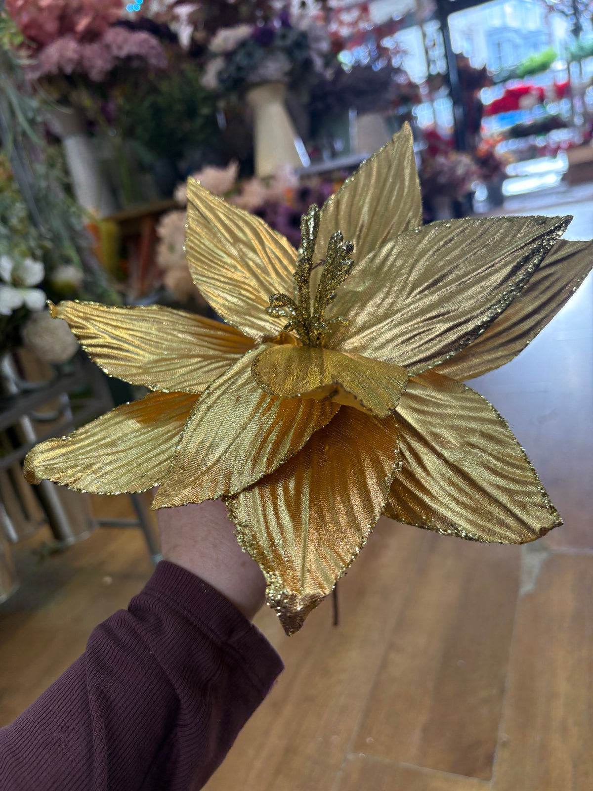 Short stem metallic gold poinsettia