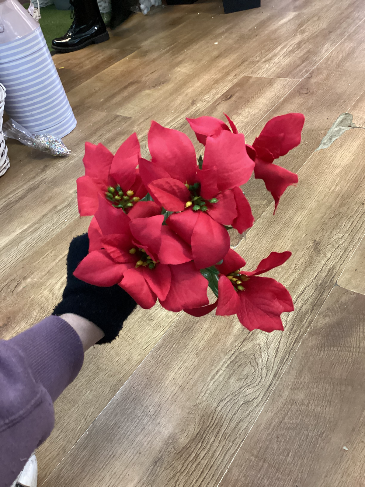 Plain poinsettia bunch - 2 colours available image 5
