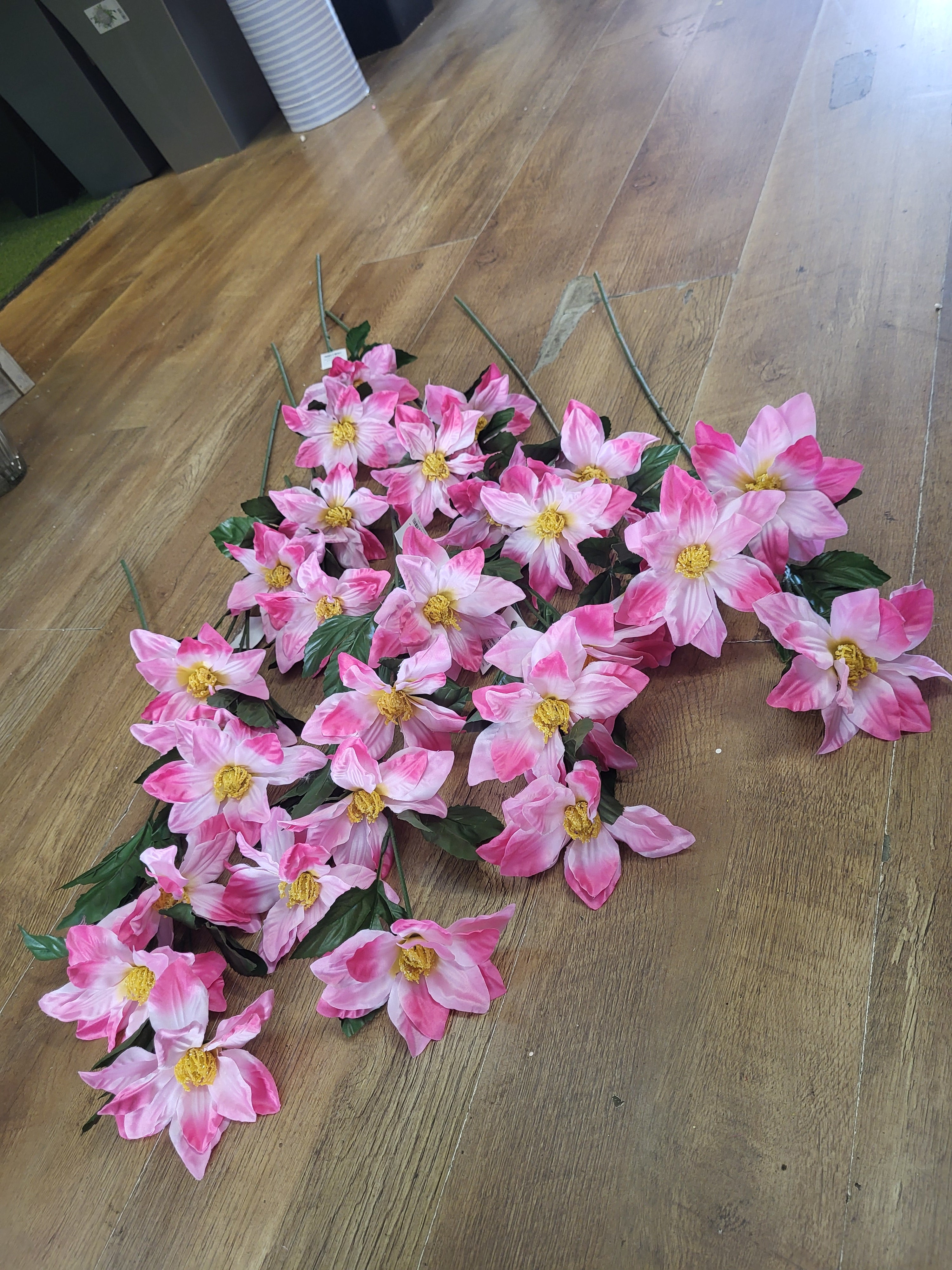 Bundle of 10 long stem 3 headed pink zinnia sprays image 1