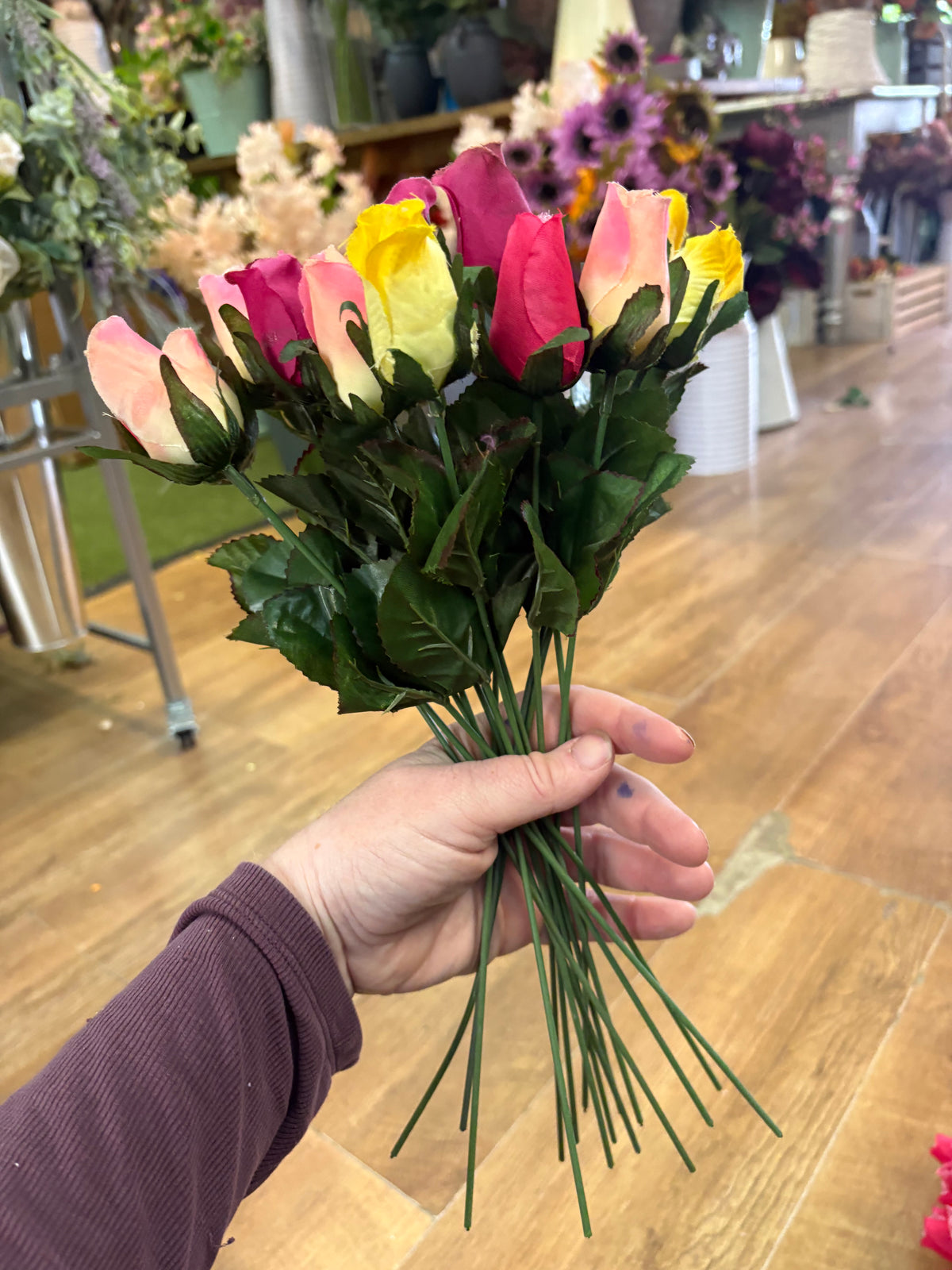 Bundle of 17 long stem mixed colour closed rose picks