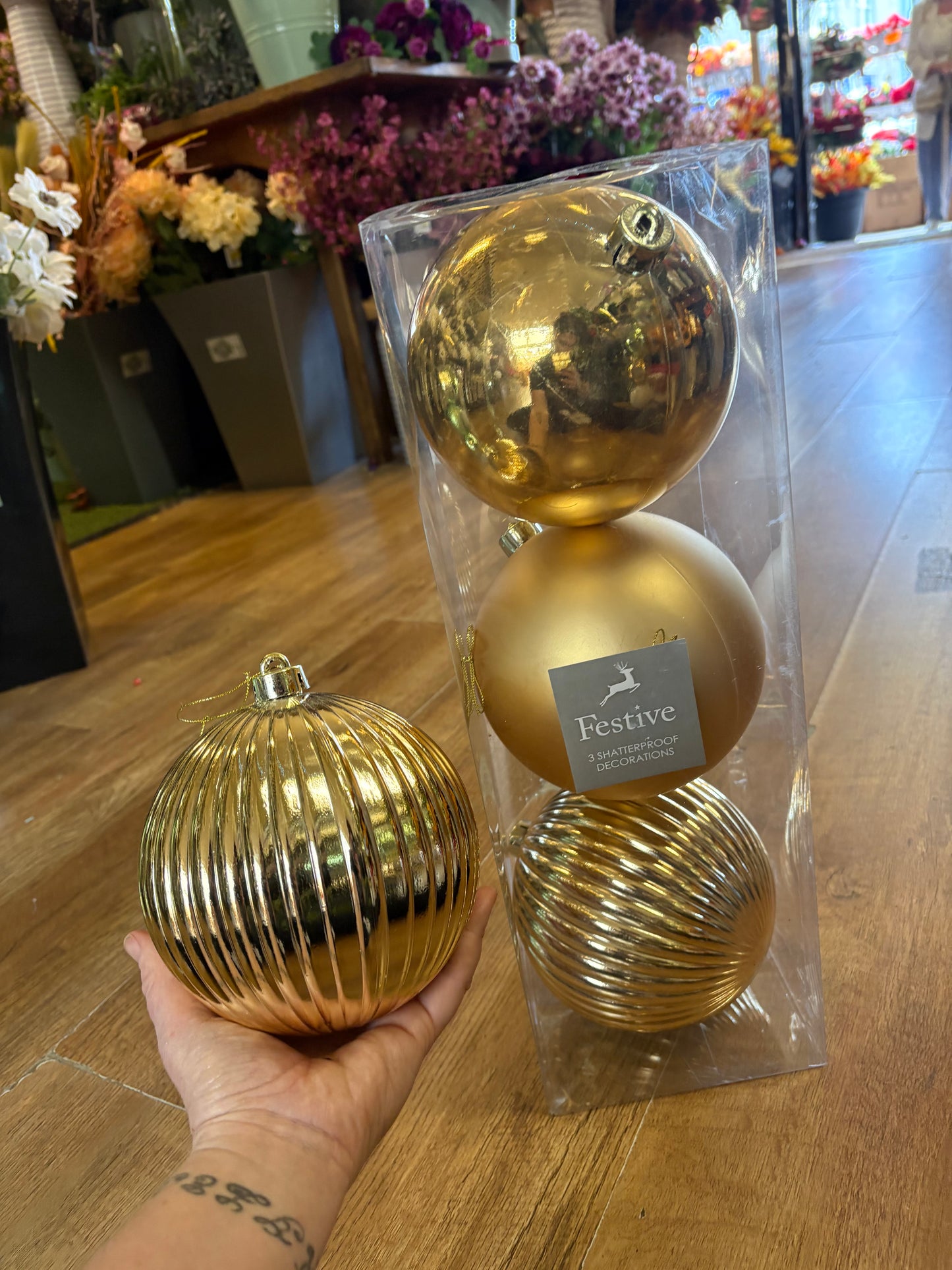 Pack of 3 large 15cm gold baubles