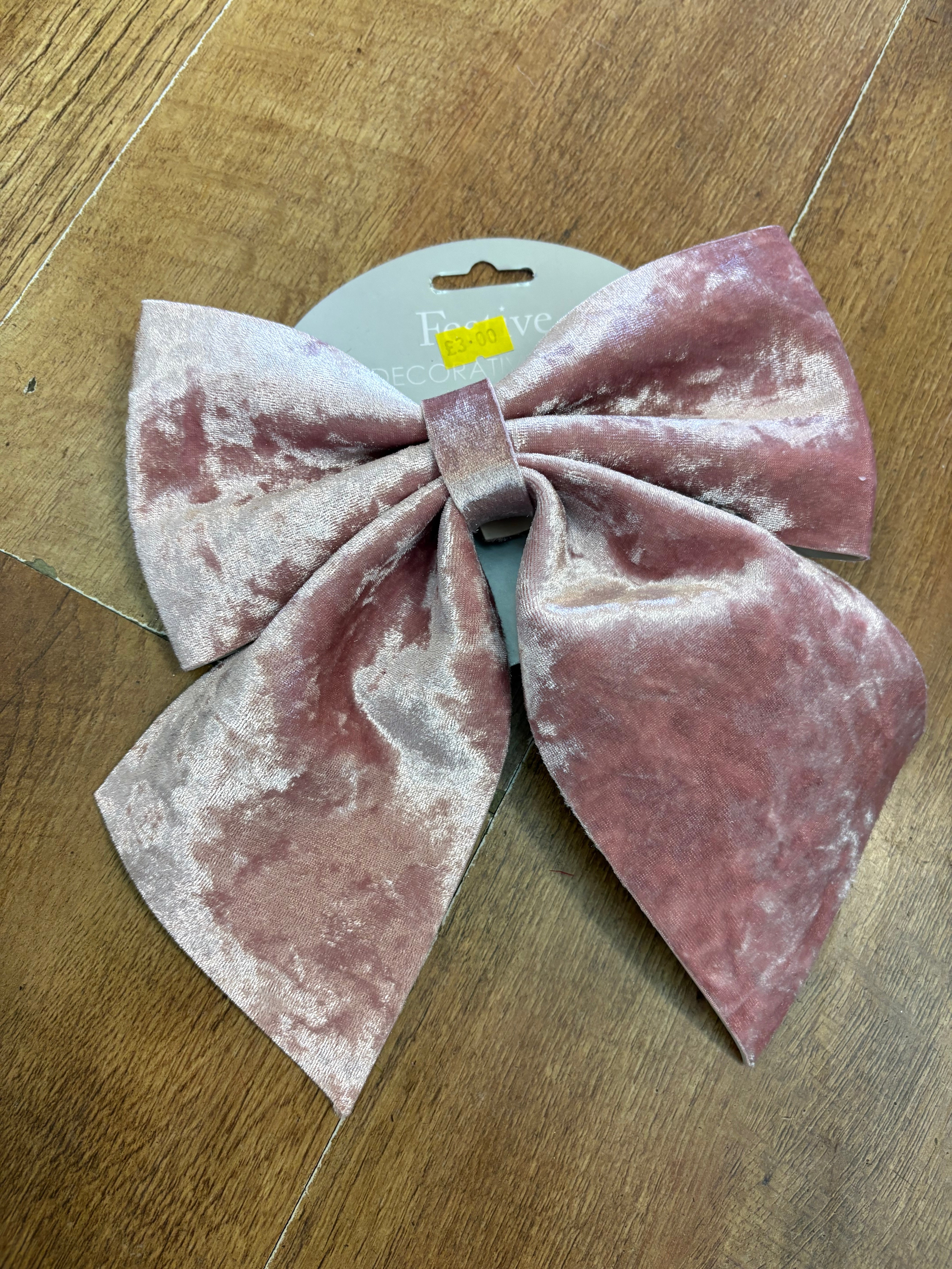 Small pink tie on velvet bow