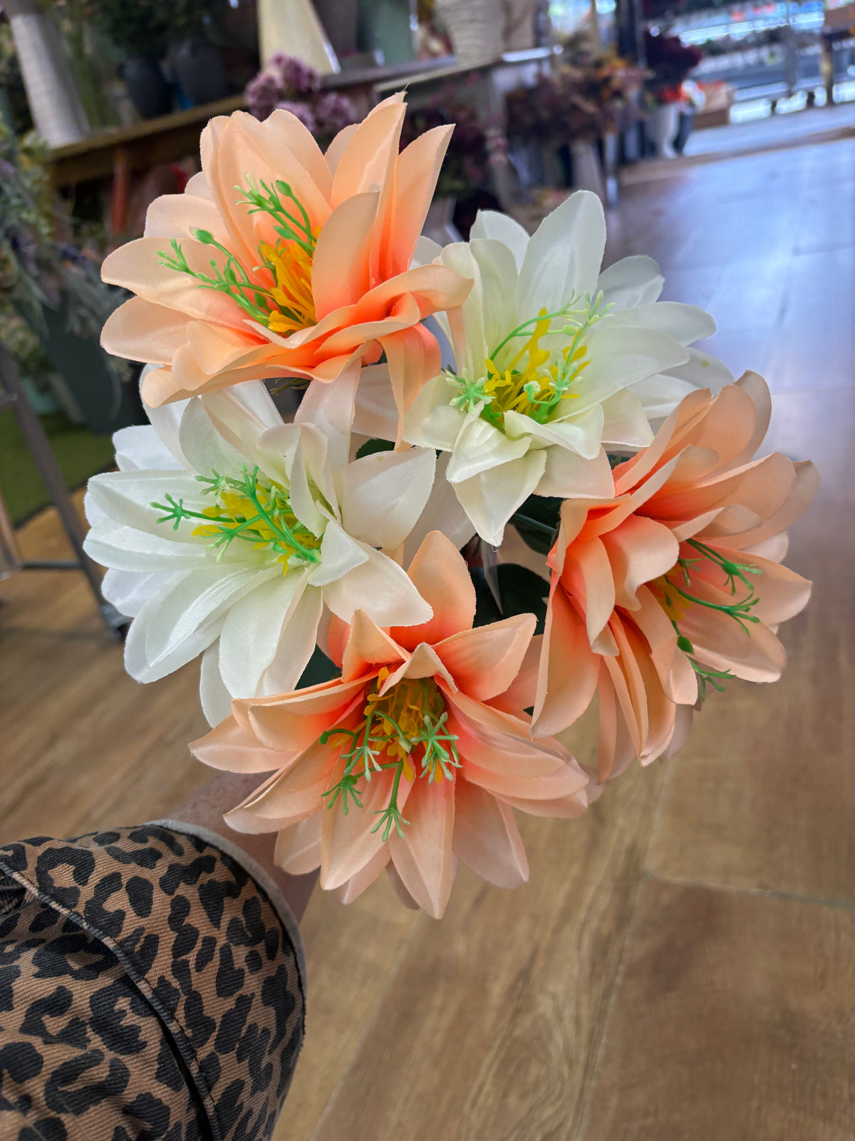 Long stem clearance bundle of 5 peach/ivory exotic stems