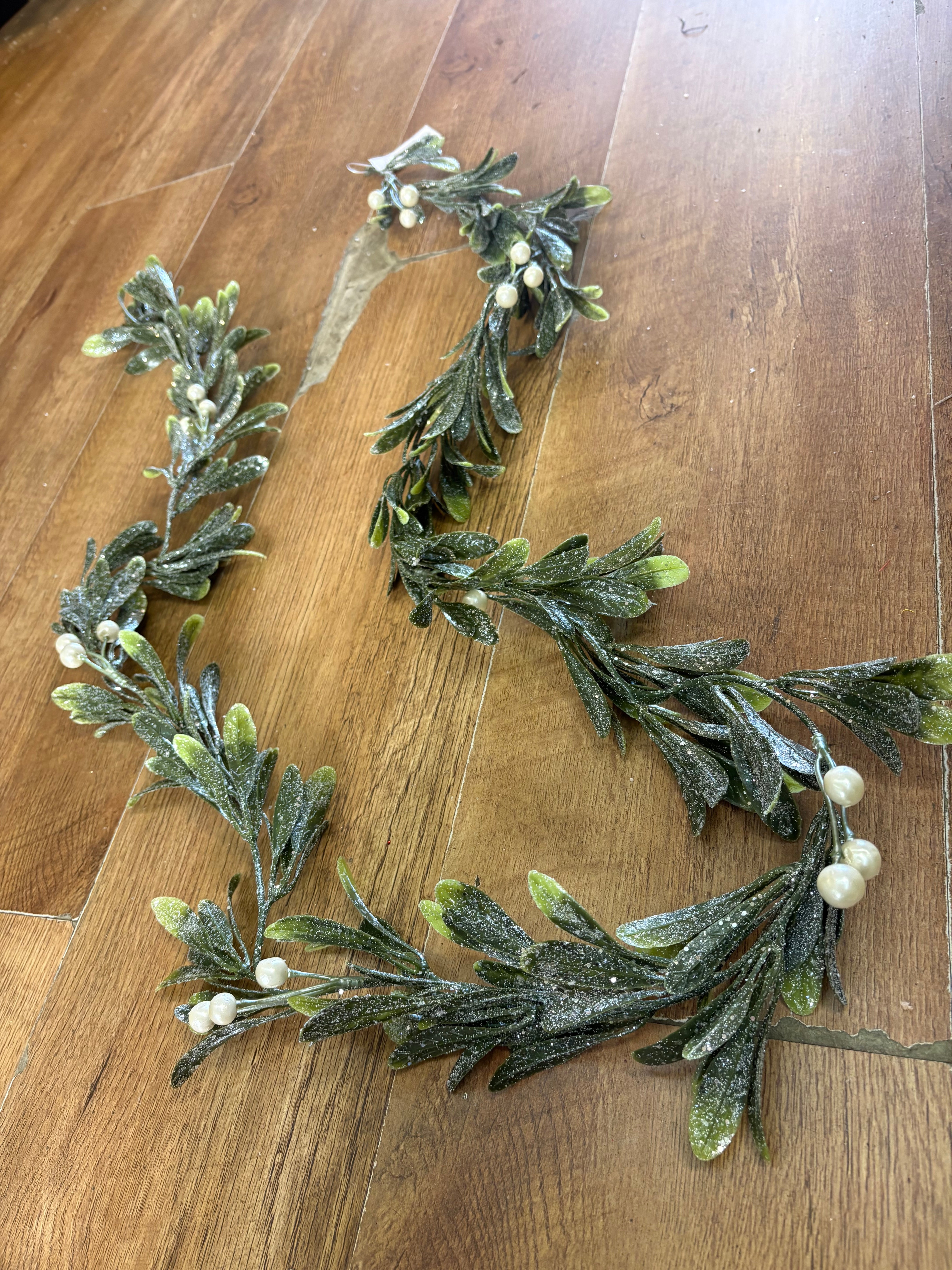 180cm frosted pearly mistletoe garland