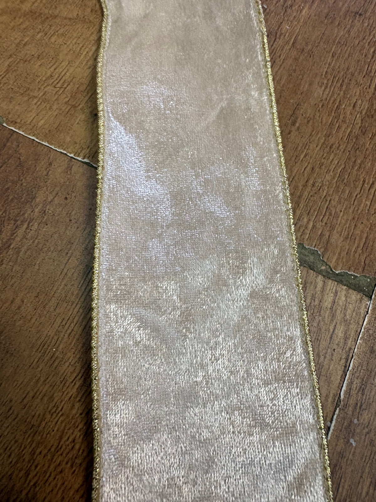2.7m wired champagne velvet ribbon with gold on other side