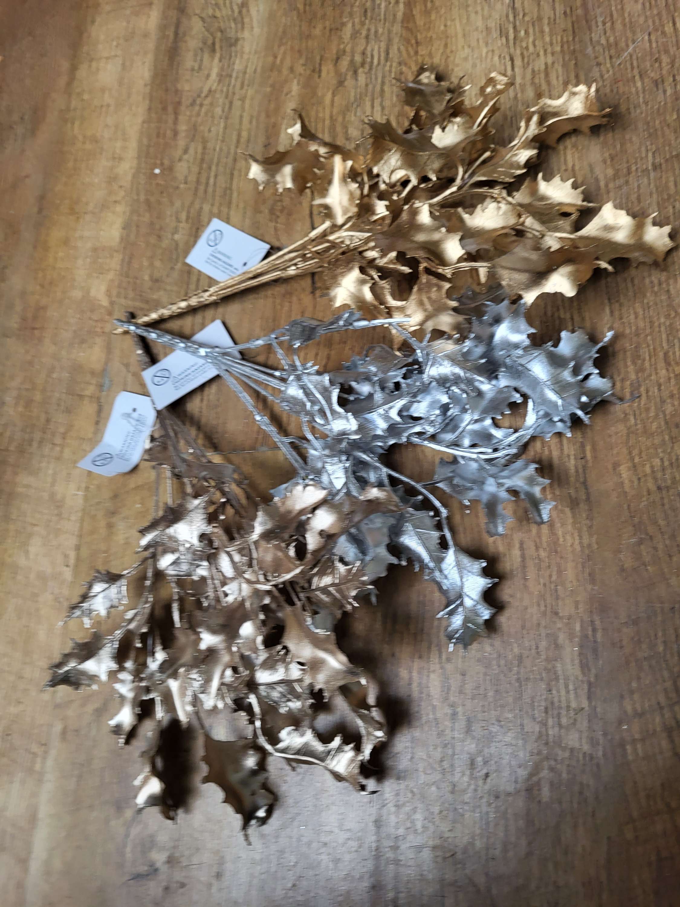 Metallic holly bunch - 3 colours available image 0
