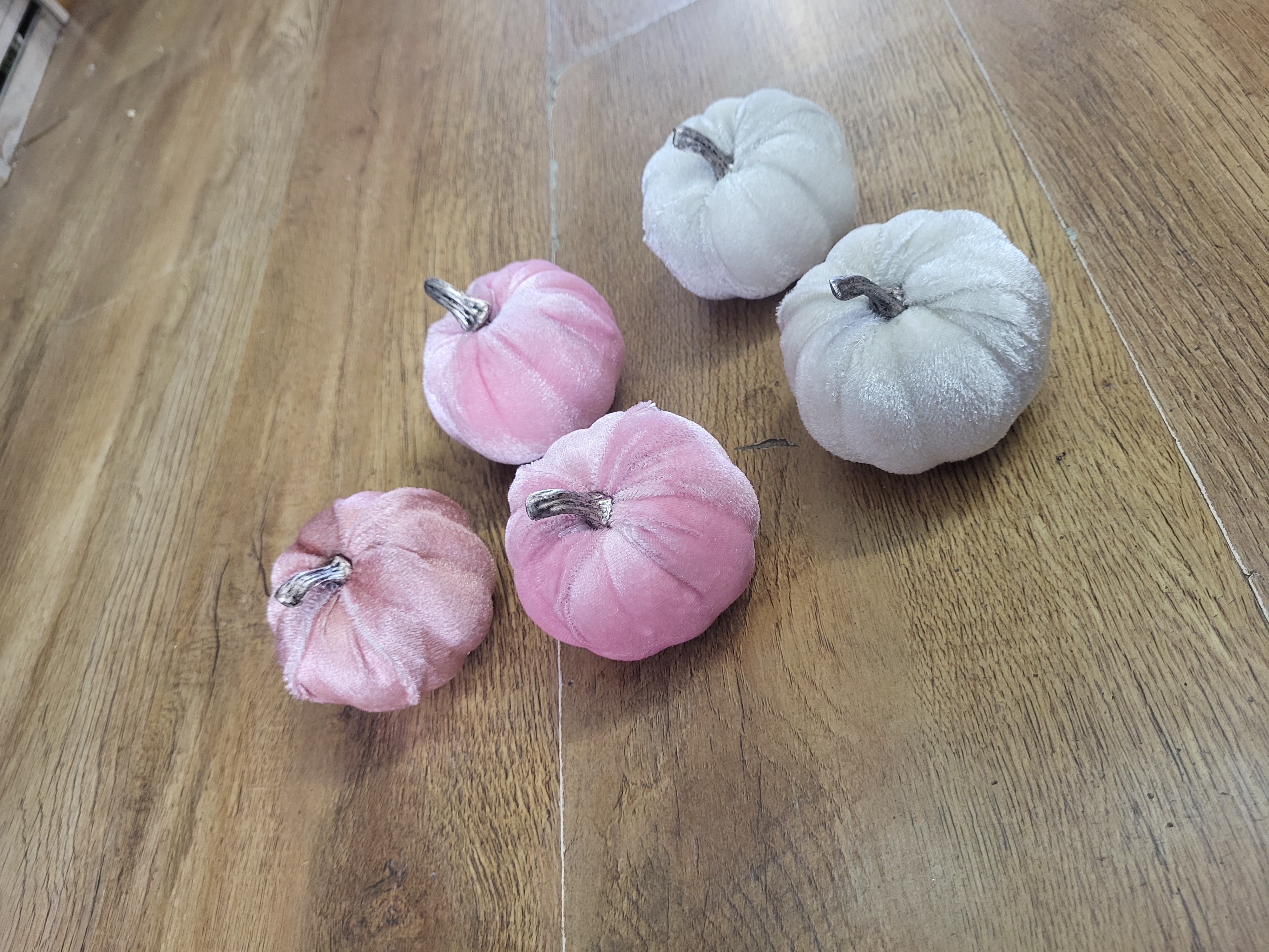 Pack of 5 mini velvet pumpkins - pinks and silver image 7