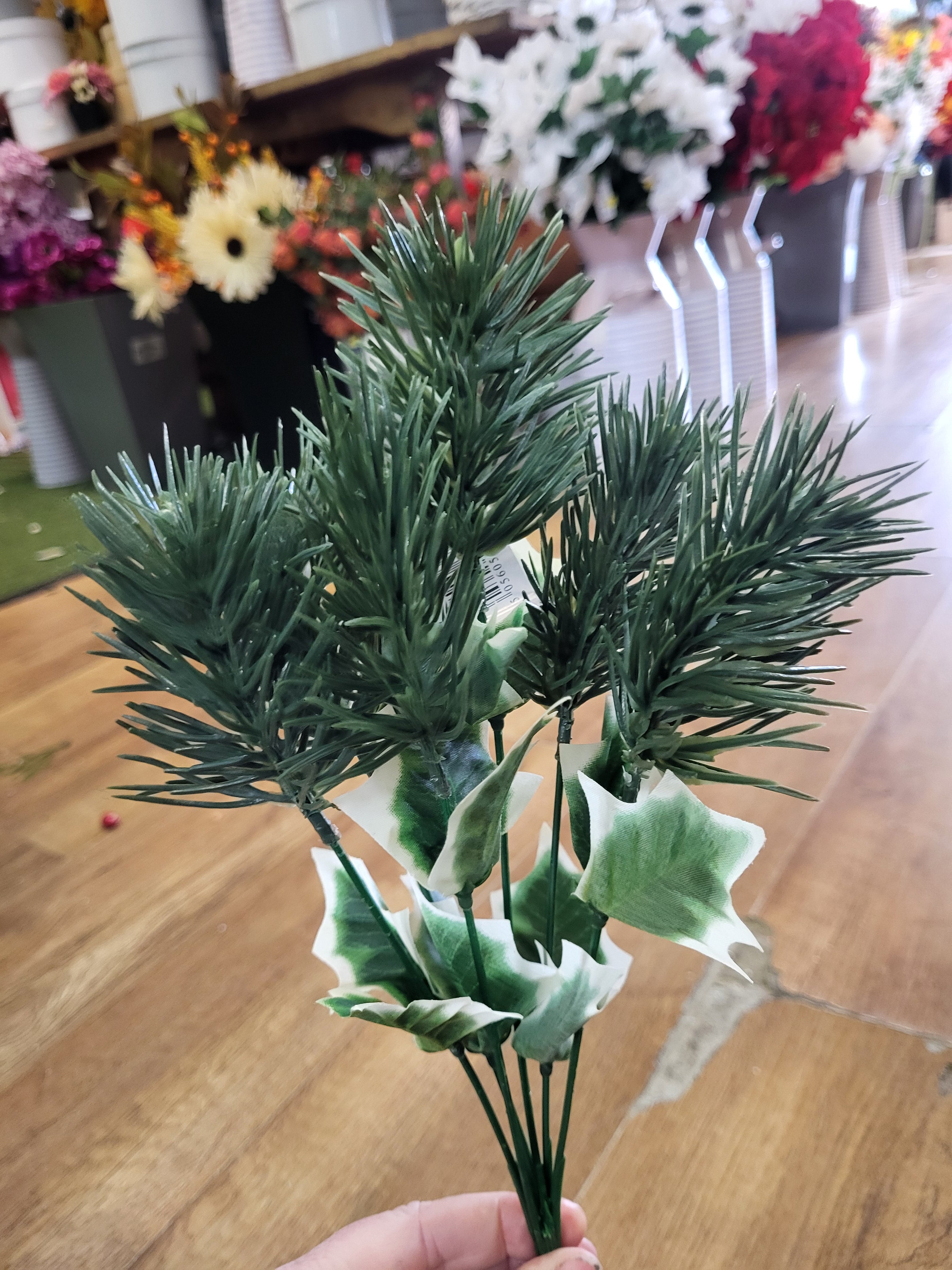 Pine bunch with Holly leaves - 2 colours available image 4
